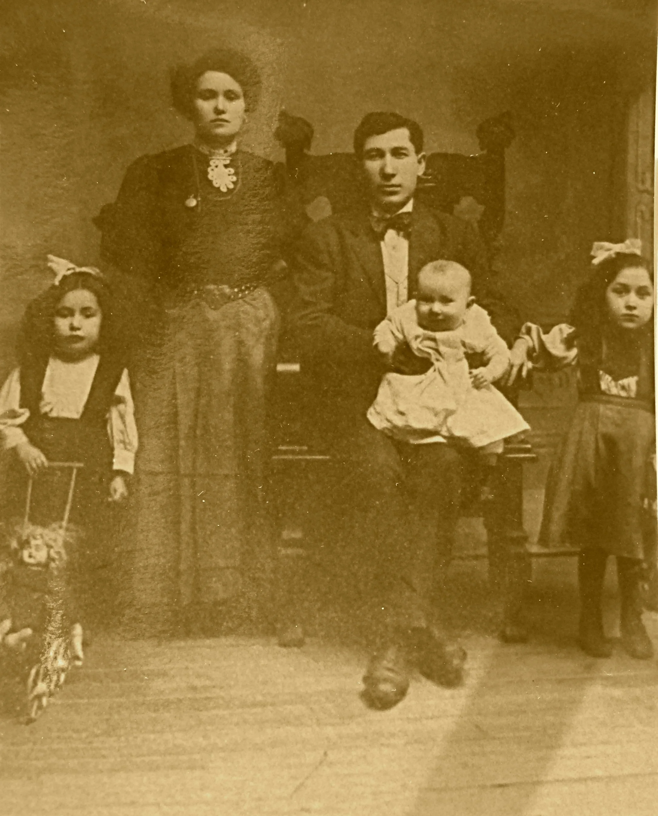 Hymie, Feigle, Saul on lap, my mom and įara.JPG