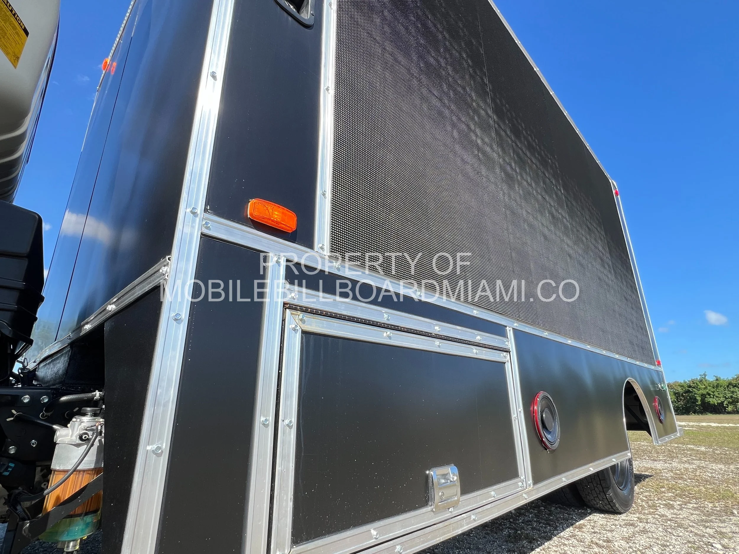 Why LED Billboard Trucks Outperform Static Billboard Trucks