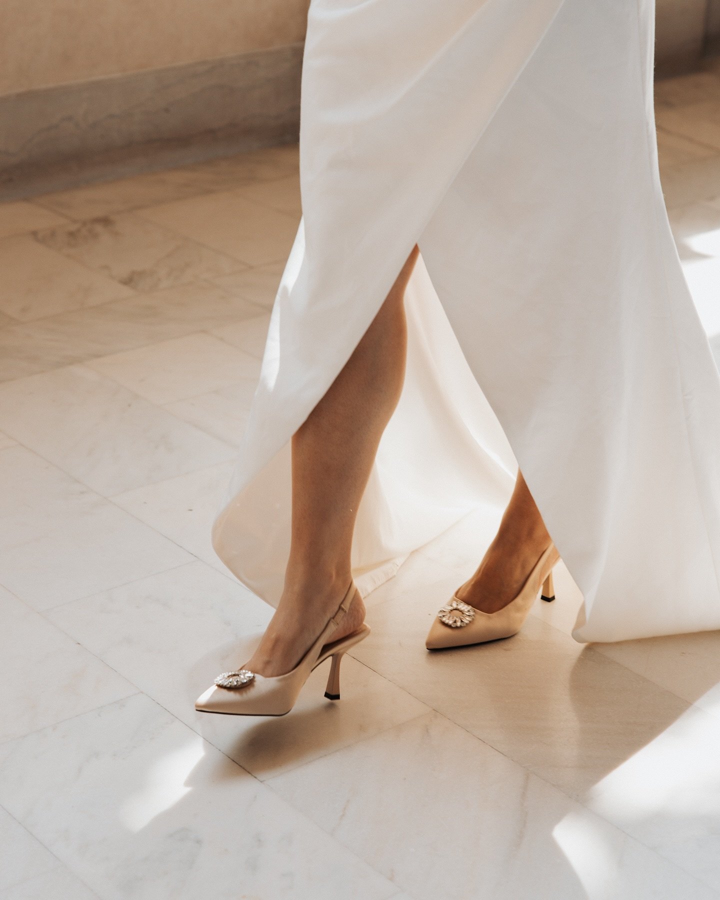 City Hall Elopement 🕊️🥂💌 Anxiously waiting for super 8 to come in 🙈 so here are some more stills in the meantime!

-
Host: @macaylalottphoto 
Models: @yourbffsteph @inflightkiwi 
Dress: @rawgoldenrentals 

&mdash;

#weddingvideo #weddingvideograp