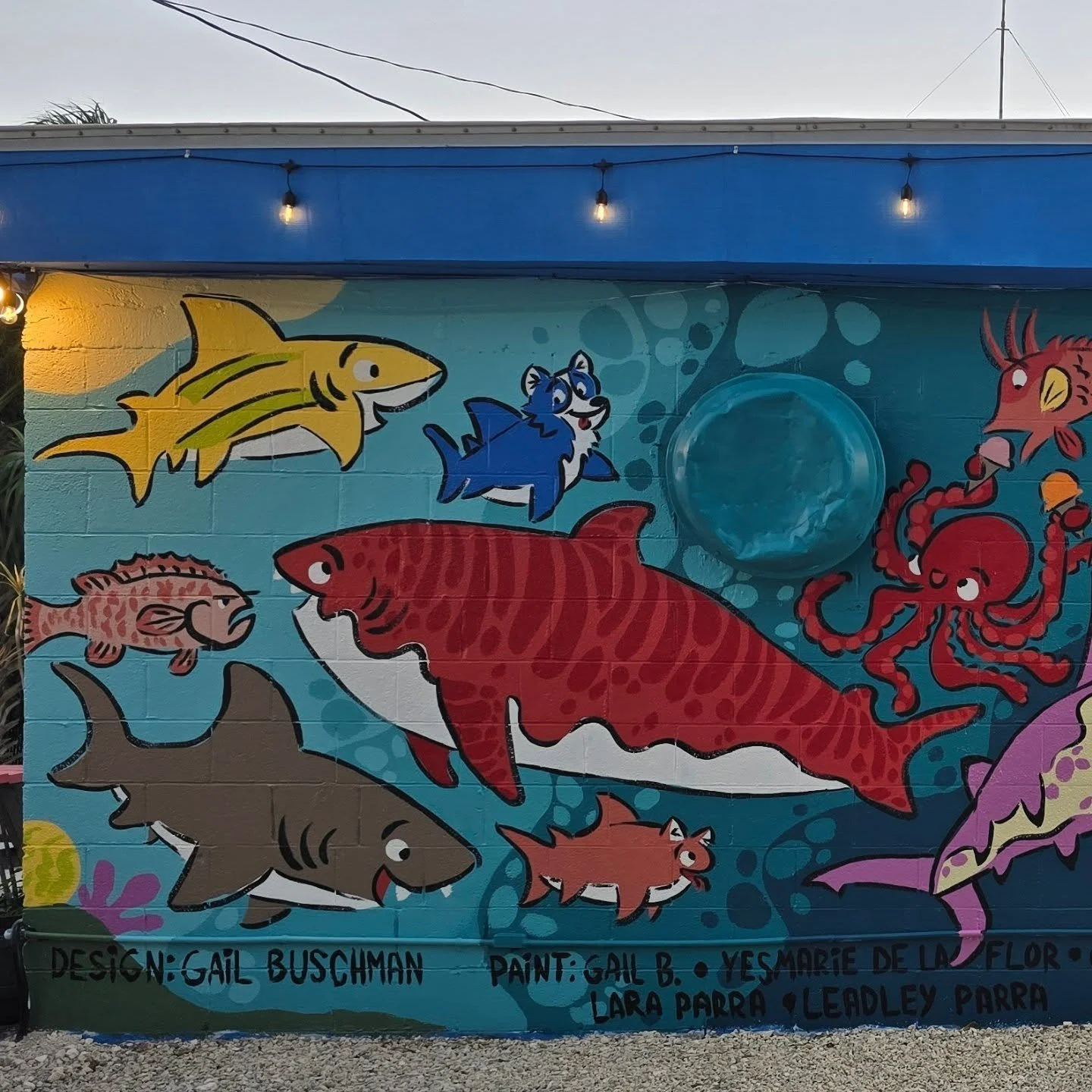 This wall is complete! I love how the mural turned out, even if I also want another 5 hours to tweak more! Painted in 1 week, in possibly the worst/coldest weather that the Keys has had in a long time. 🥶