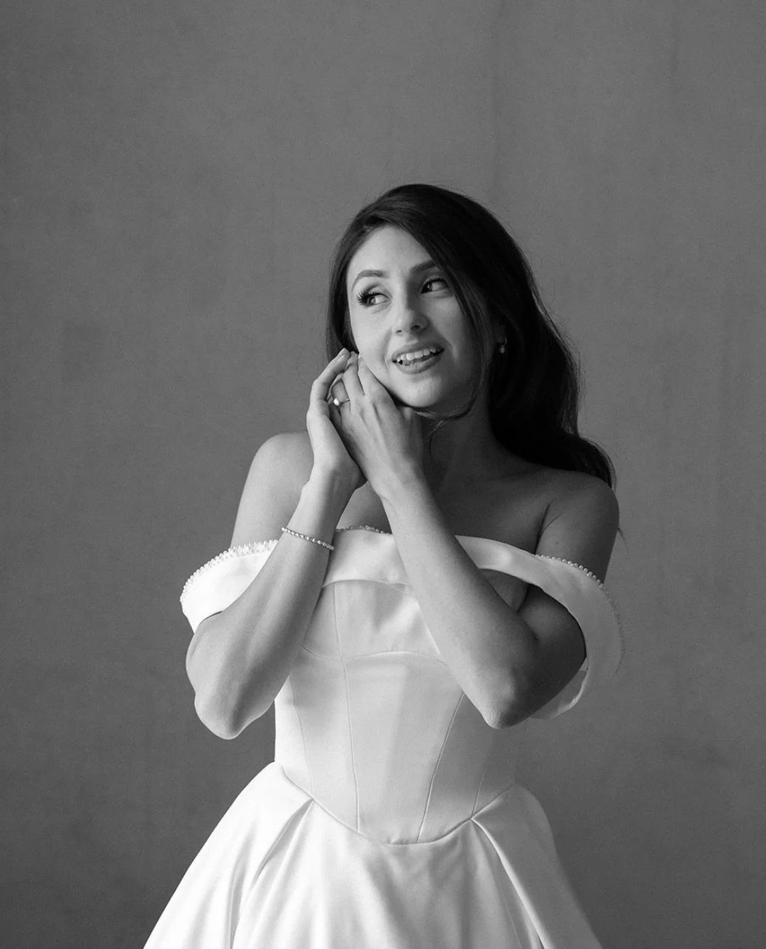 Caroline&rsquo;s details, moments before she walked down the aisle.

Venue: @relaisvillavittorialakecomo 
Florist: @figlideifioricomo 
Hair and Makeup: @ileniamurrumua 
Photographer: @alixduboisphotography 
Videographer: @wildsilkvisuals 
Dress: @jeu