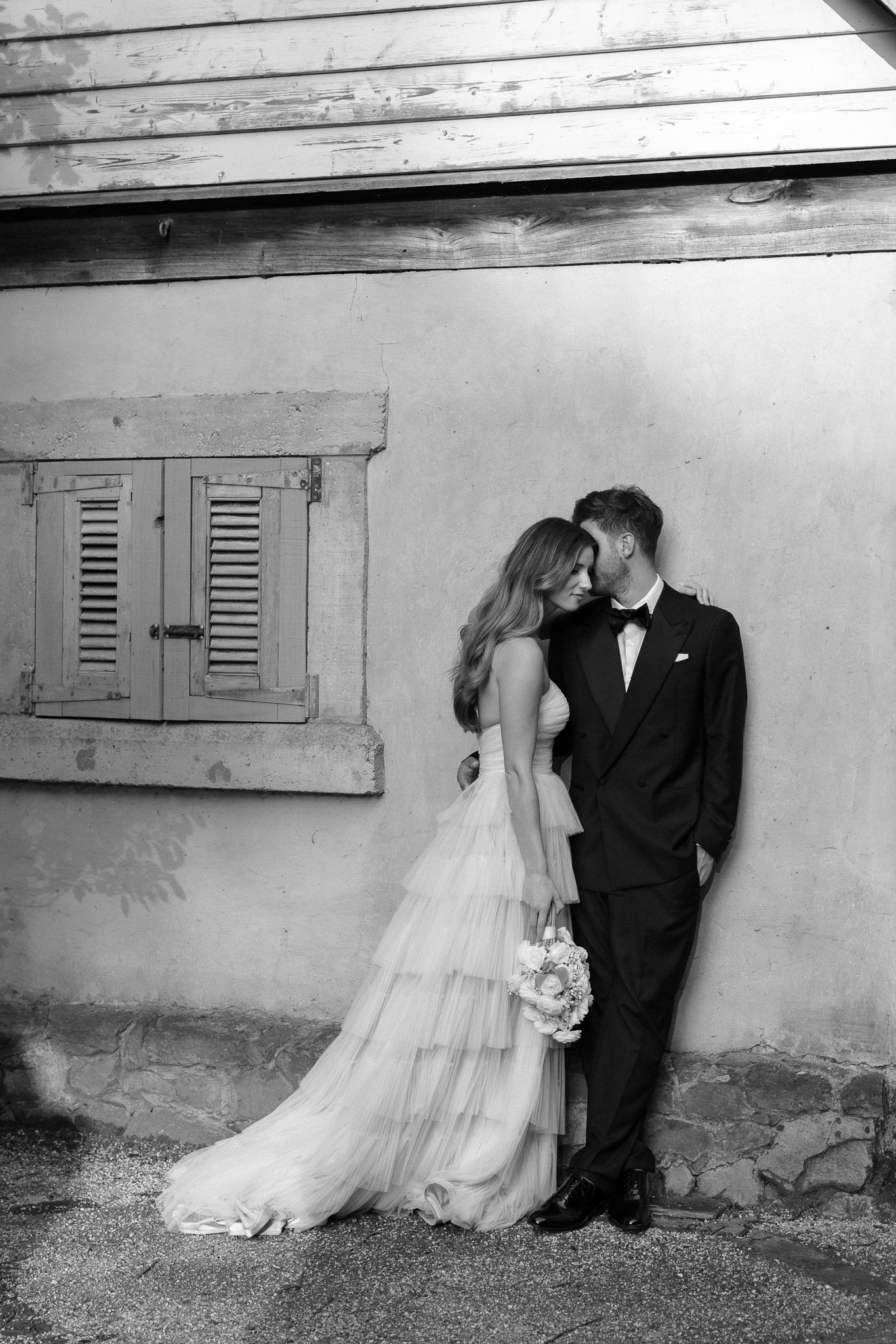 Gold Coast bride and groom kissing against a wall.jpg