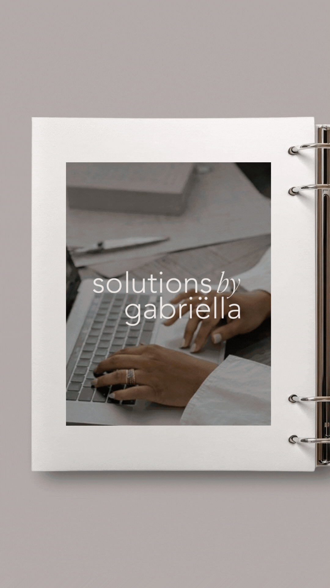 Een gespreksnotitieboekje met een foto van een persoon die op een laptop typt en de tekst 'solutions by gabriella' op de voorkant.
