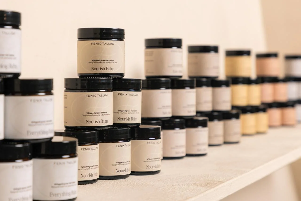 Verzamelpotjes met Fenix Tallow Nourish Balm op een plank.