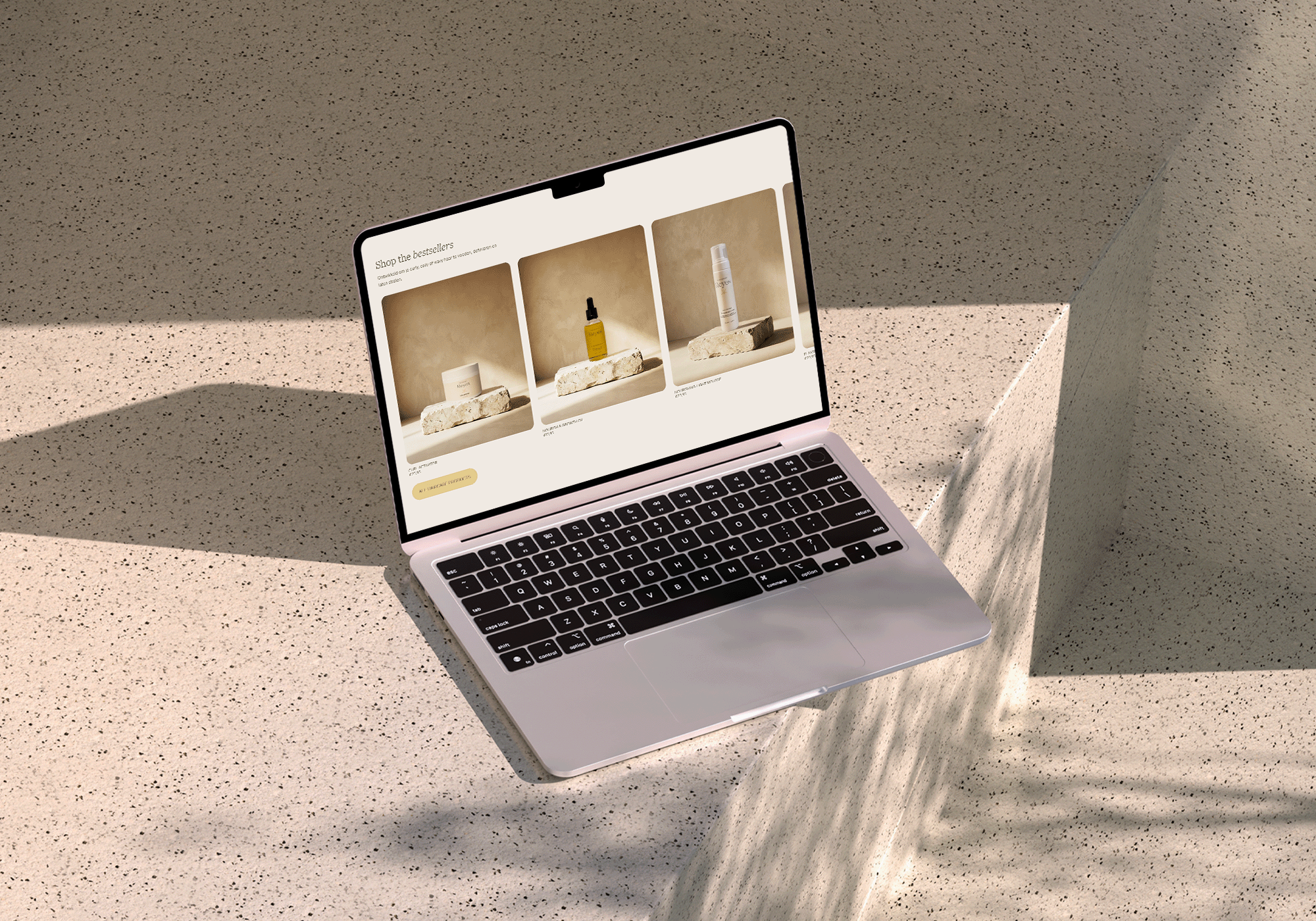 Laptop op een gebeige, speckled tafel die een webpagina toont met huidverzorgingsproducten.
