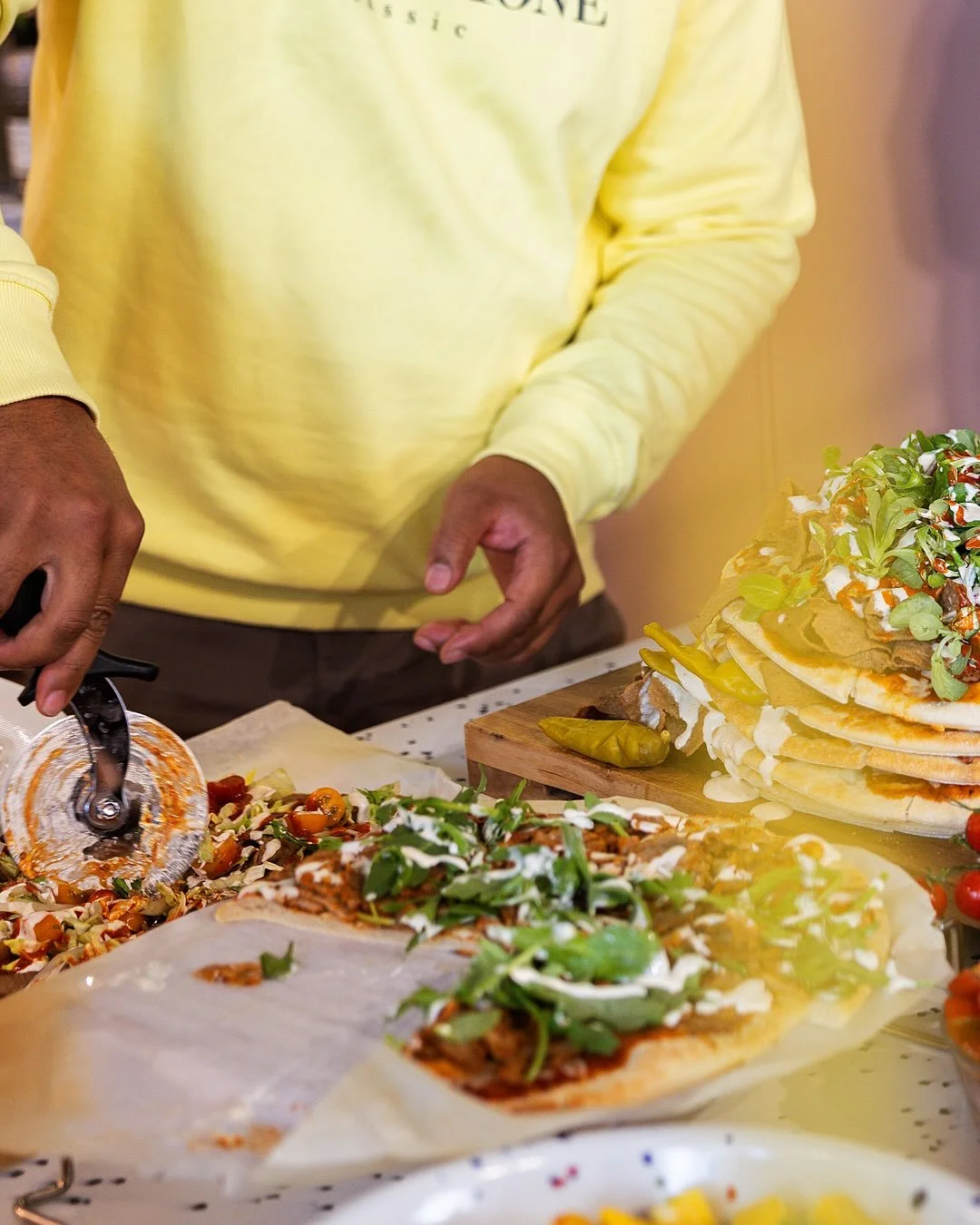 Onko mit&auml;&auml;n parempaa kuin herkullinen kebabpizza? 😍 Sy&ouml;mme t&auml;n&auml;&auml;n pizzaa, jossa on paljon kebabkastiketta 🤌