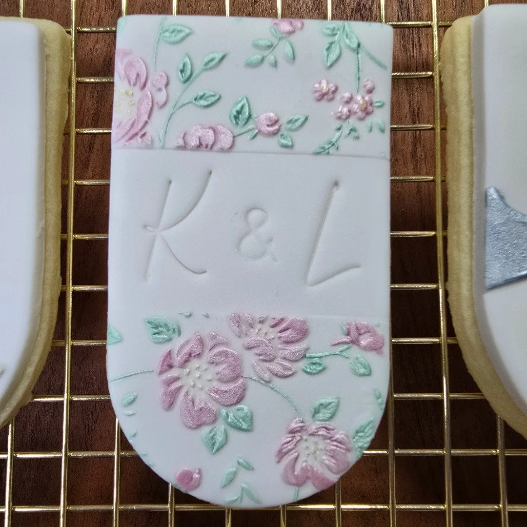 There's not much better than a monogramed cookie with their initials!

Products used:

Little Cookie Jar:
- Sugar Cookie Recipe

Sweetly Impressed:
- VINTAGE FLORAL Pattern Pop! Stamp
- Signature Font Set

Sweet Sticks
- Shape Shield

Sweet Stick Met