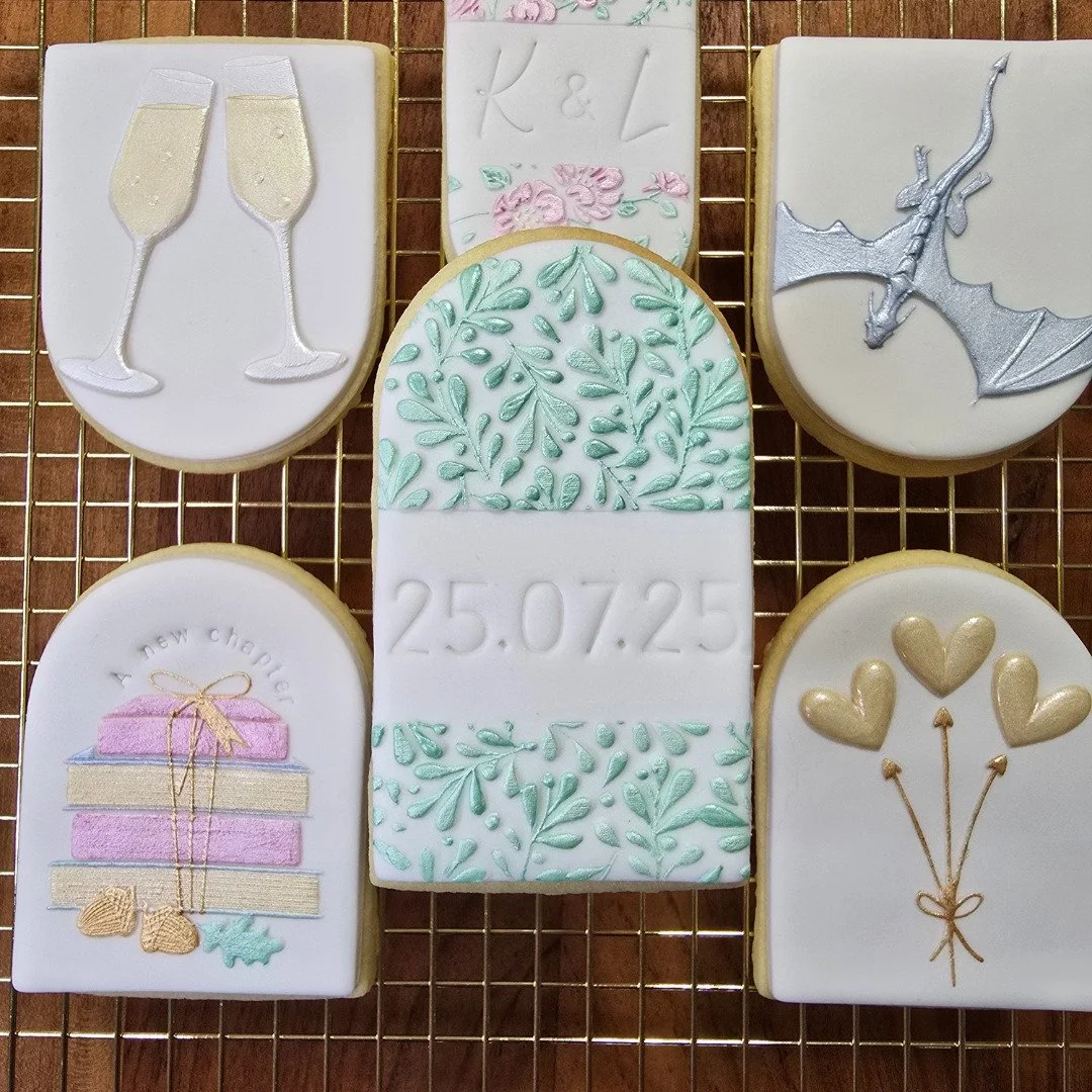 And here we have the wedding date!

Products used:

Little Cookie Jar:
- Sugar Cookie Recipe

Sweetly Impressed:
- Font Set

Sweet Sticks
- Shape Shield

Sweet Stick Metallic Edible Paint:
- Mint Sorbet

Not sure where the pattern stamp is from :/ if