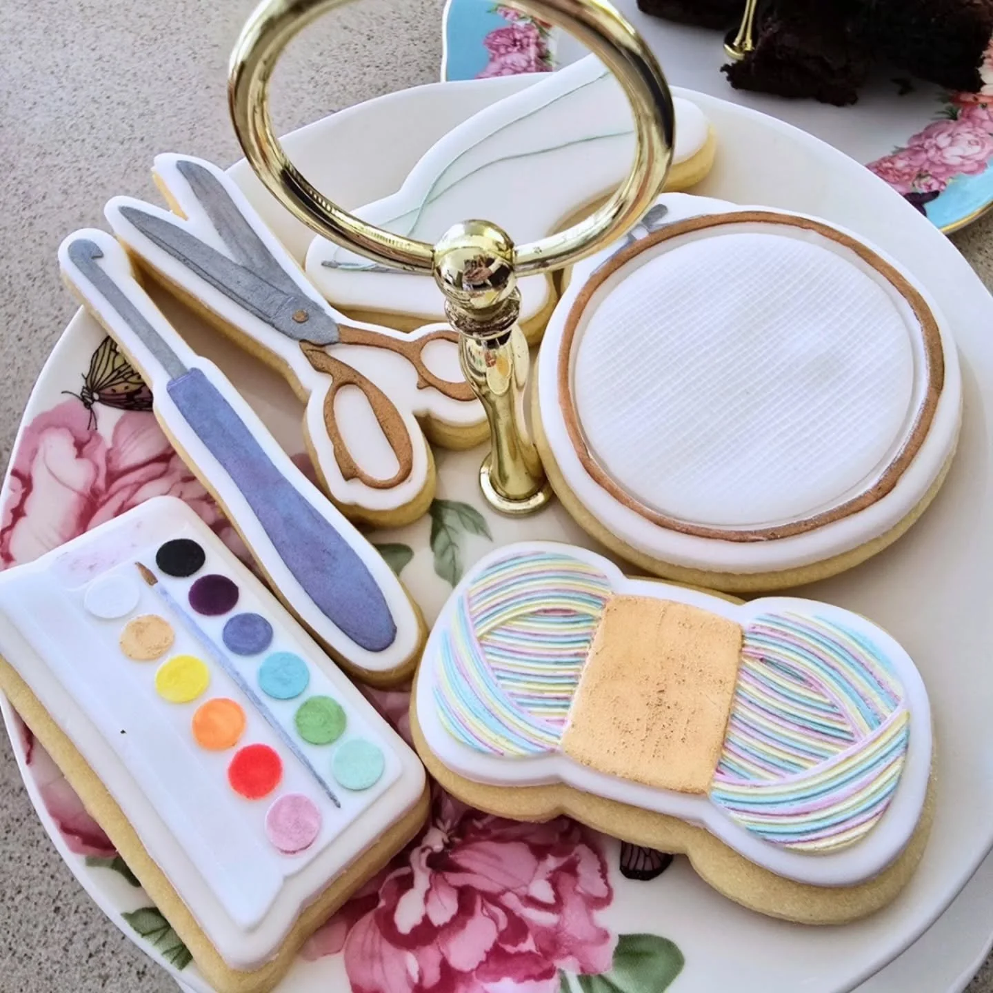 A little while ago we hosted a crafternoon, and I just knew I needed to make some custom designs to go with it!

So, I jumped onto my computer and designed these beauties - printed, baked, decorated, and displayed on a high tea stand. 

They were abs