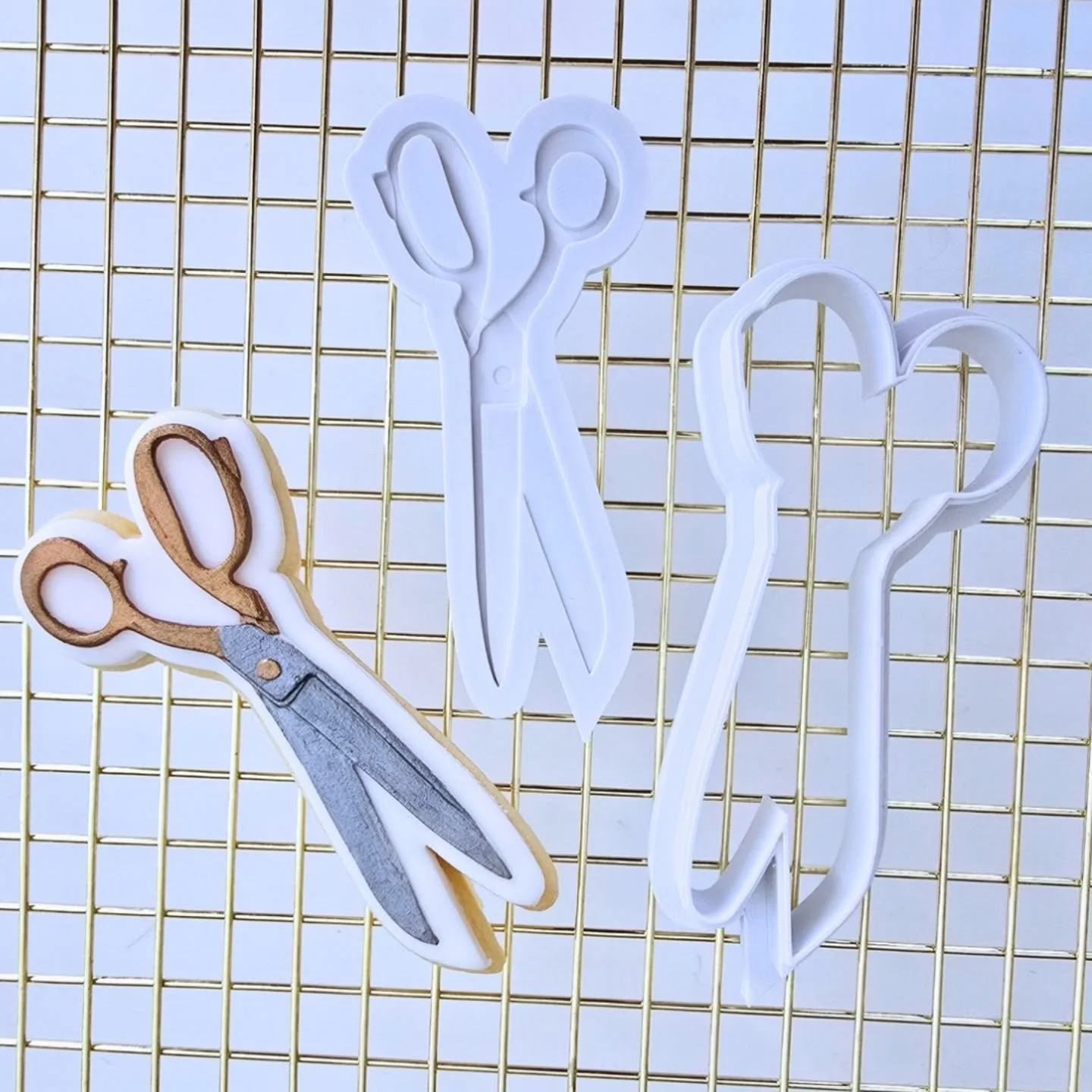 Uhhh... So these were the MOST satisfying thing to eat. I don't even know why. But like, eating scissors?? 10/10 would recommend 😅

I even managed to paint them to look like my Mum's old sewing scissors - anyone else have or remember ones that look 