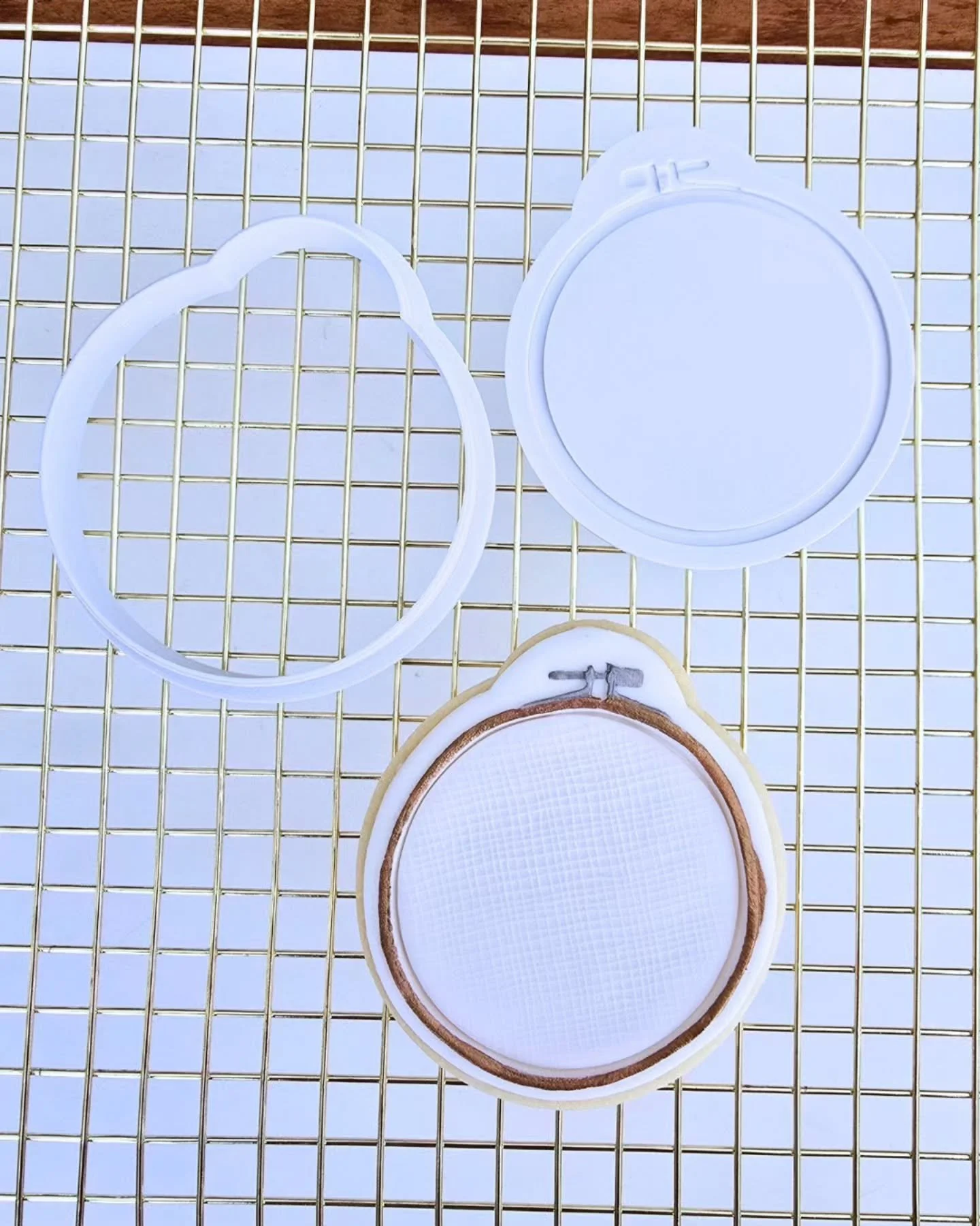 So here is an embroidery hoop. Except it's cookie. 

Yep. 

Pretty cool.

Designed so that you can have a custom centre, it comes with a smaller circle cutter to cut out the centre. You can either have it flat, put in any pattern you like, or do what