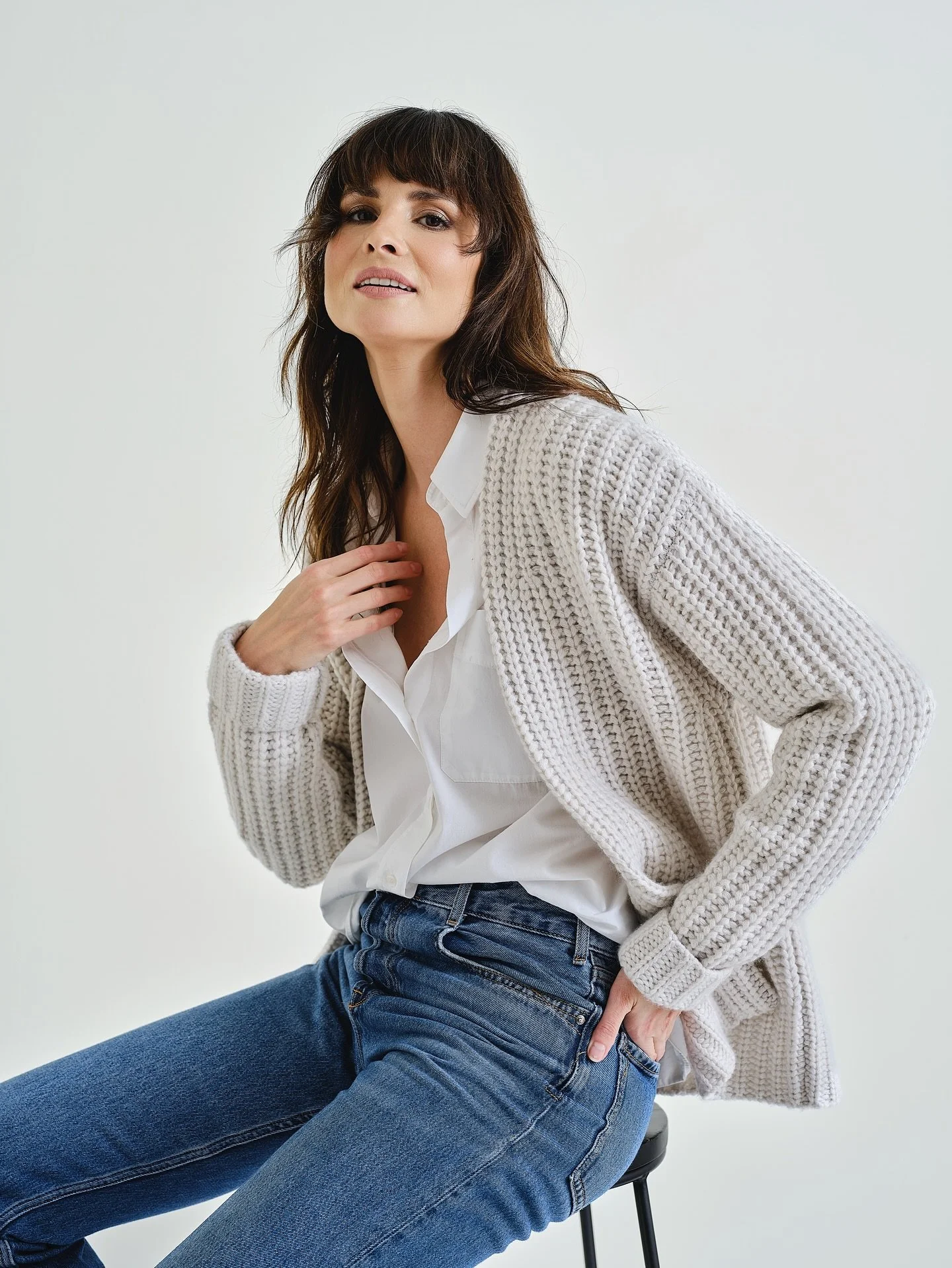 Flow &amp; movement part2 #cashmeresweater #fashionphotography #flowandmovement #relaxedstyling #luxarycashmere #jeansandcashmere