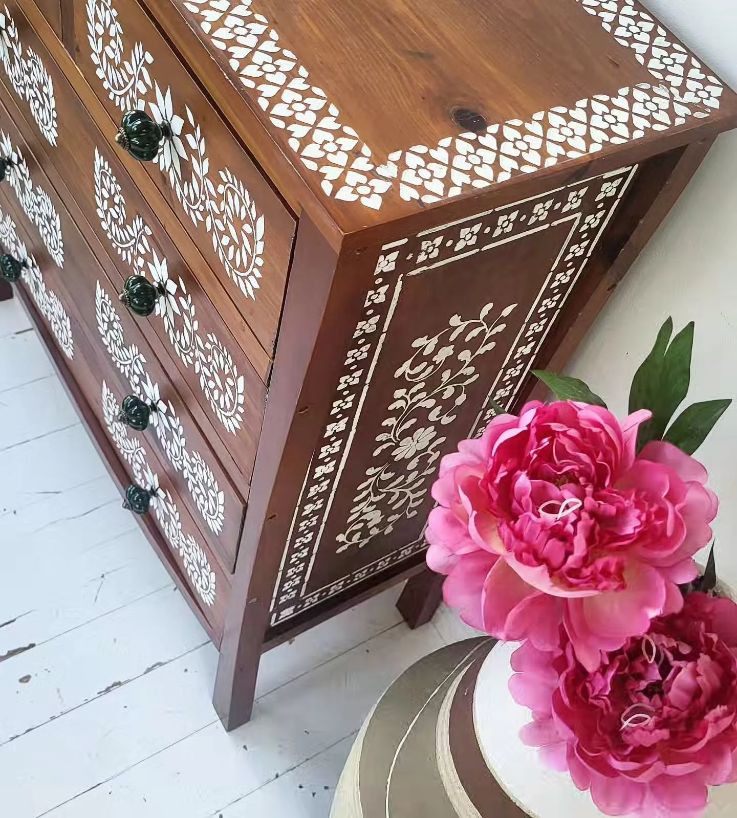 Uudet sabloonat testissä. 🤩 #inlay #sabloonamaalaus #huonekalutuunaus #boheemisisustus #kauniskoti