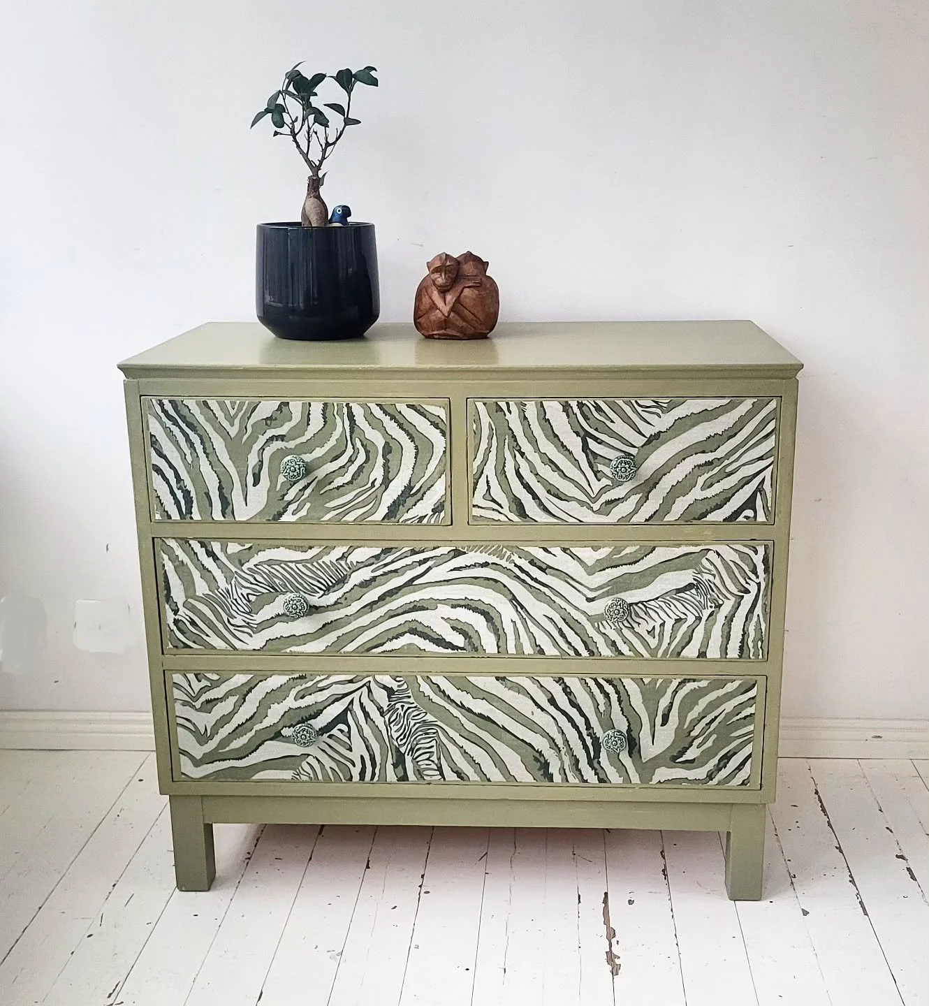 🦓🌱 Seeprateema vieh&auml;tt&auml;&auml;. #seepra #v&auml;ri&auml;el&auml;m&auml;&auml;n #pistaasi #kierr&auml;tyssisustus #j&auml;m&auml;maalit