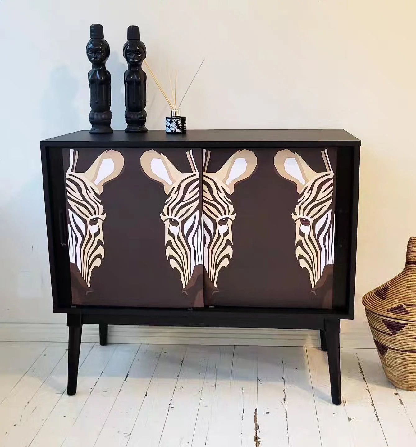 Liukuovikaapin uuden safarituulet 🦓 #africandecor #safaristyle #huonekalutuunaus #huonekalukunnostus #blackisback
