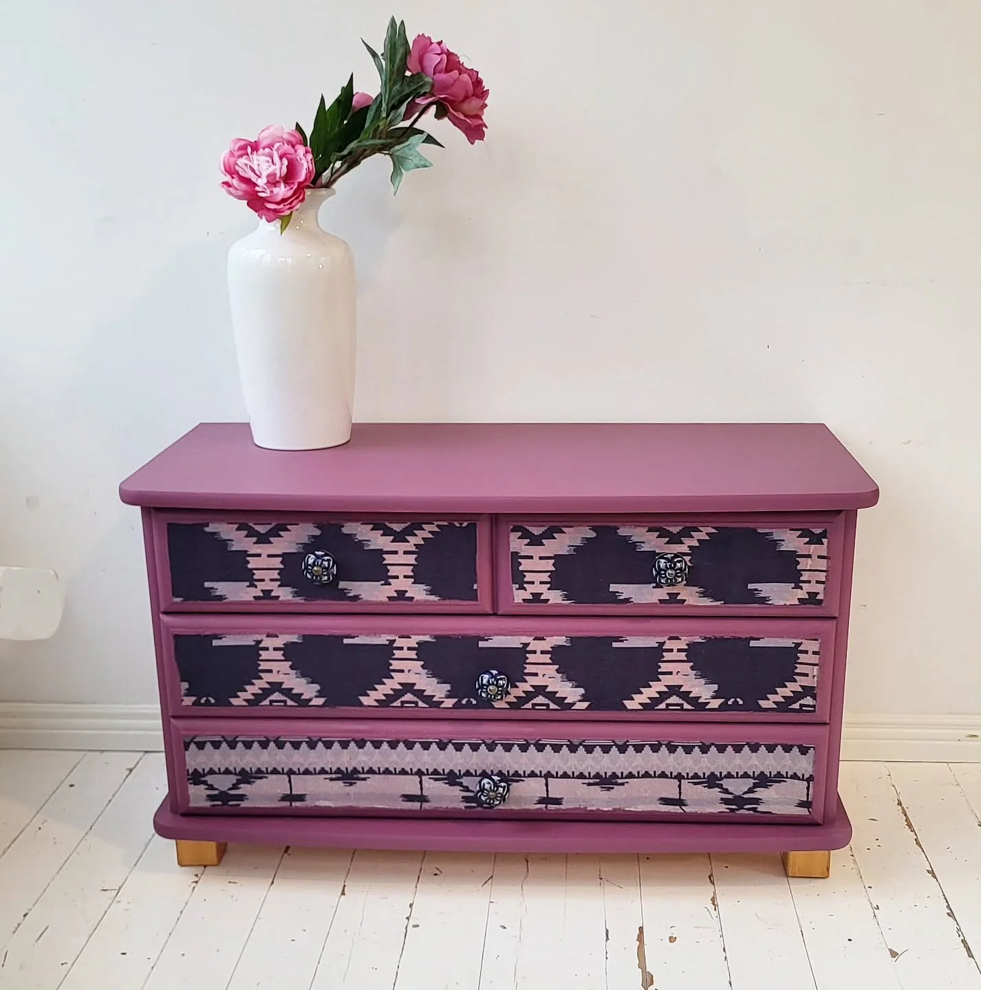 Toinen t&auml;m&auml;n viikon lipastot&ouml;ist&auml; oli v&auml;h&auml;n edellist&auml; v&auml;rikk&auml;&auml;mpi kappale 😊 #v&auml;ri&auml;el&auml;m&auml;&auml;n #v&auml;rik&auml;skoti #bohodecor #bohodesert