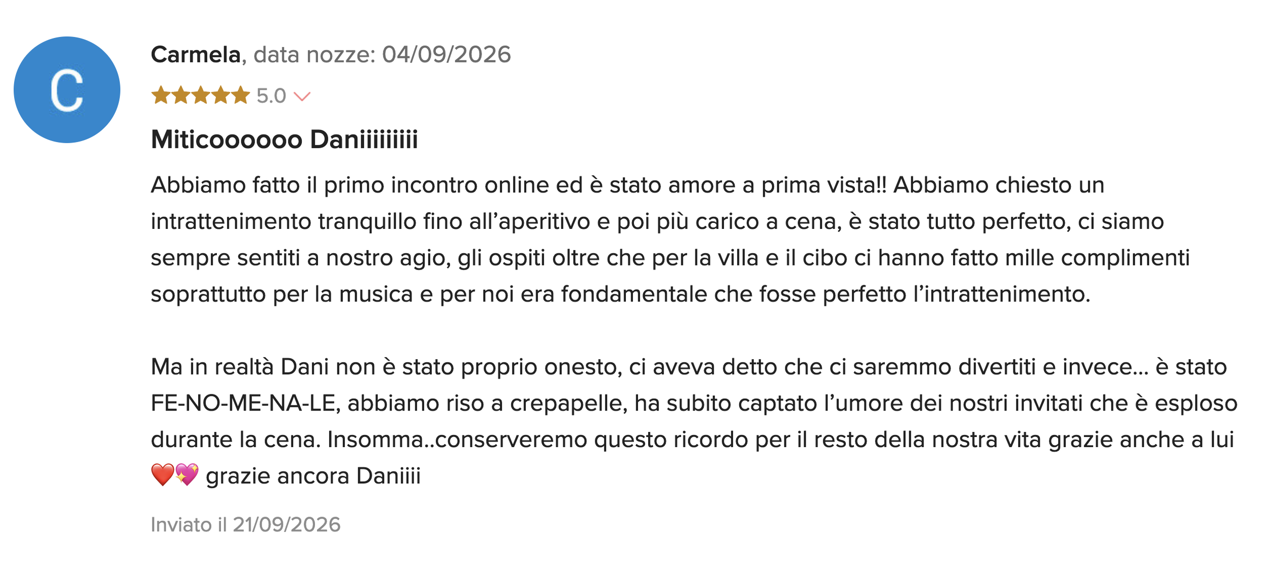 Recensione su una piattaforma online con una valutazione di 5 stelle, scritta da Carmela, che racconta il suo primo incontro online con Dani e i ricordi legati a quella serata.