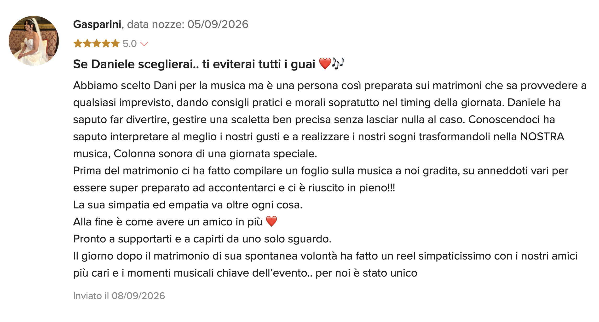 Recensione di Gasparini con una foto di una sposa in abito bianco e velo, seduta su una poltrona, sorridente.