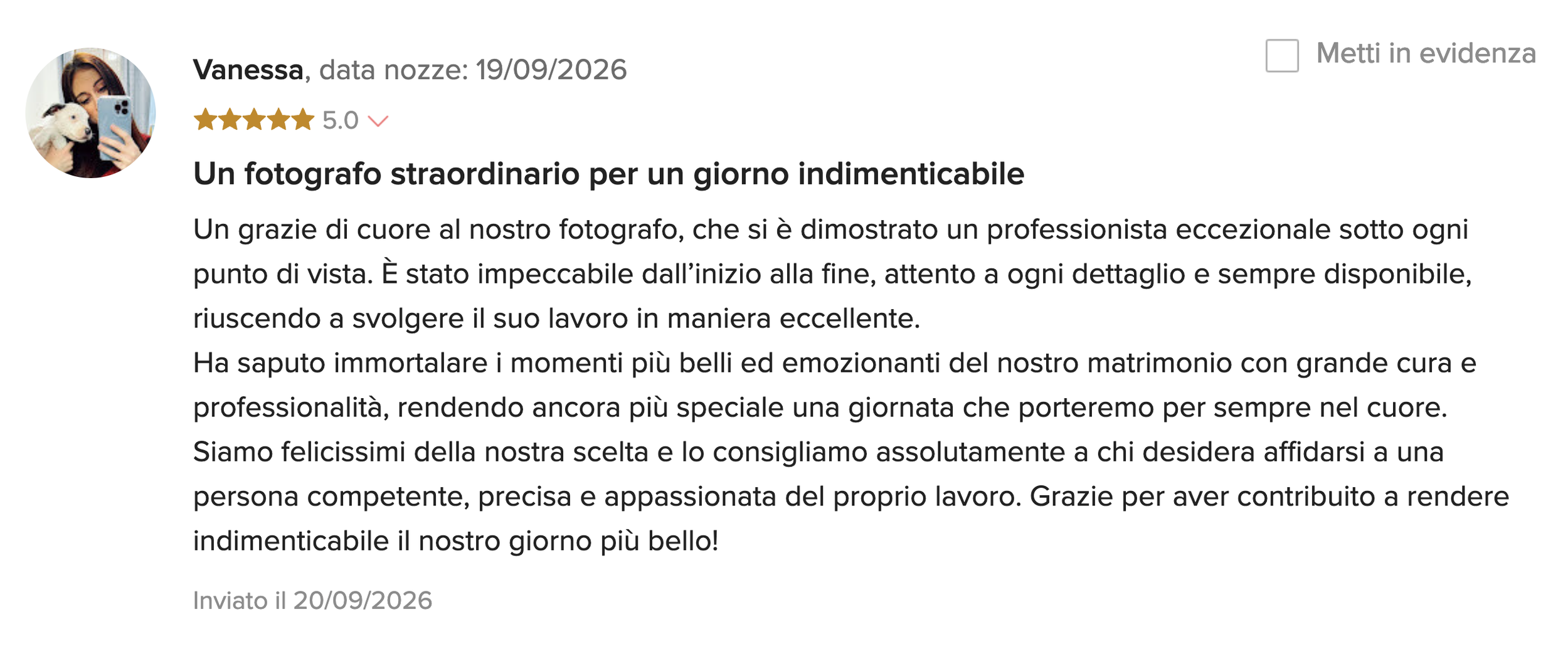 Recensione di Vanessa con cinque stelle su un servizio di fotografia, con il suo volto e un cane in primo piano.