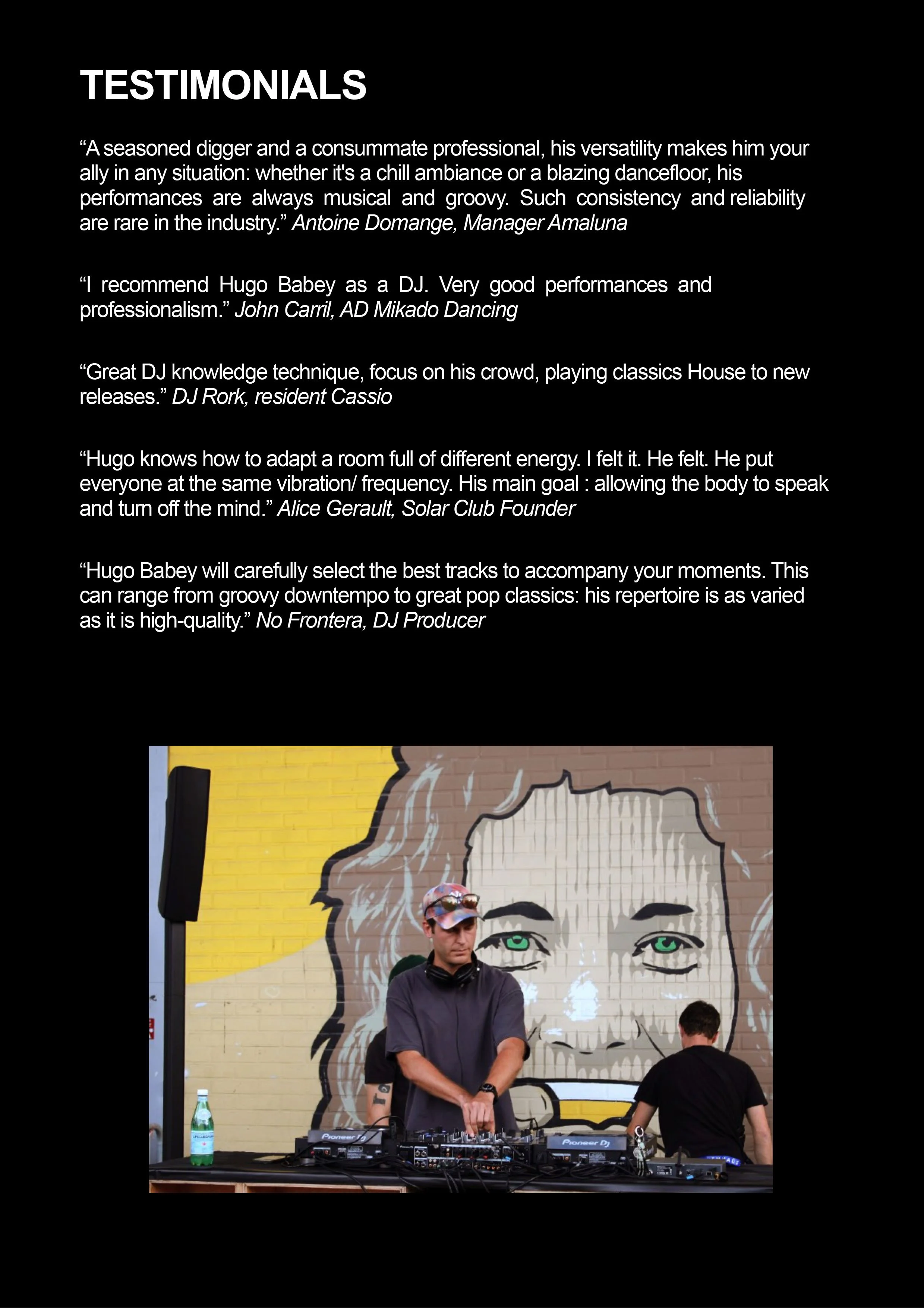 Page de témoignages avec des citations et une image d'un DJ en train de mixer devant une peinture murale colorée.