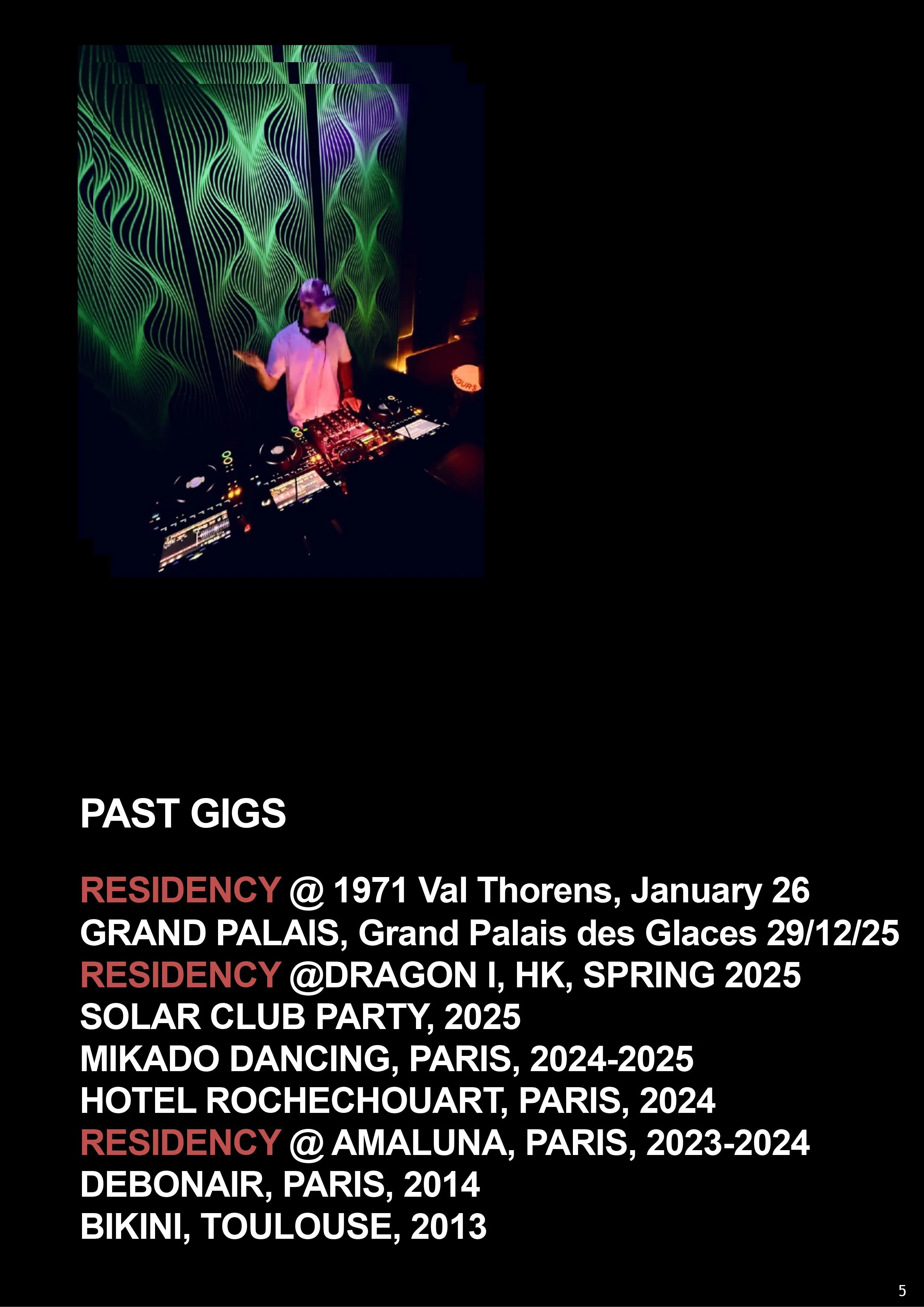 Un DJ joue de la musique dans un club avec un fond de lumières vertes et violettes. Carte d'événements et résidences passées listées en bas avec dates et lieux.