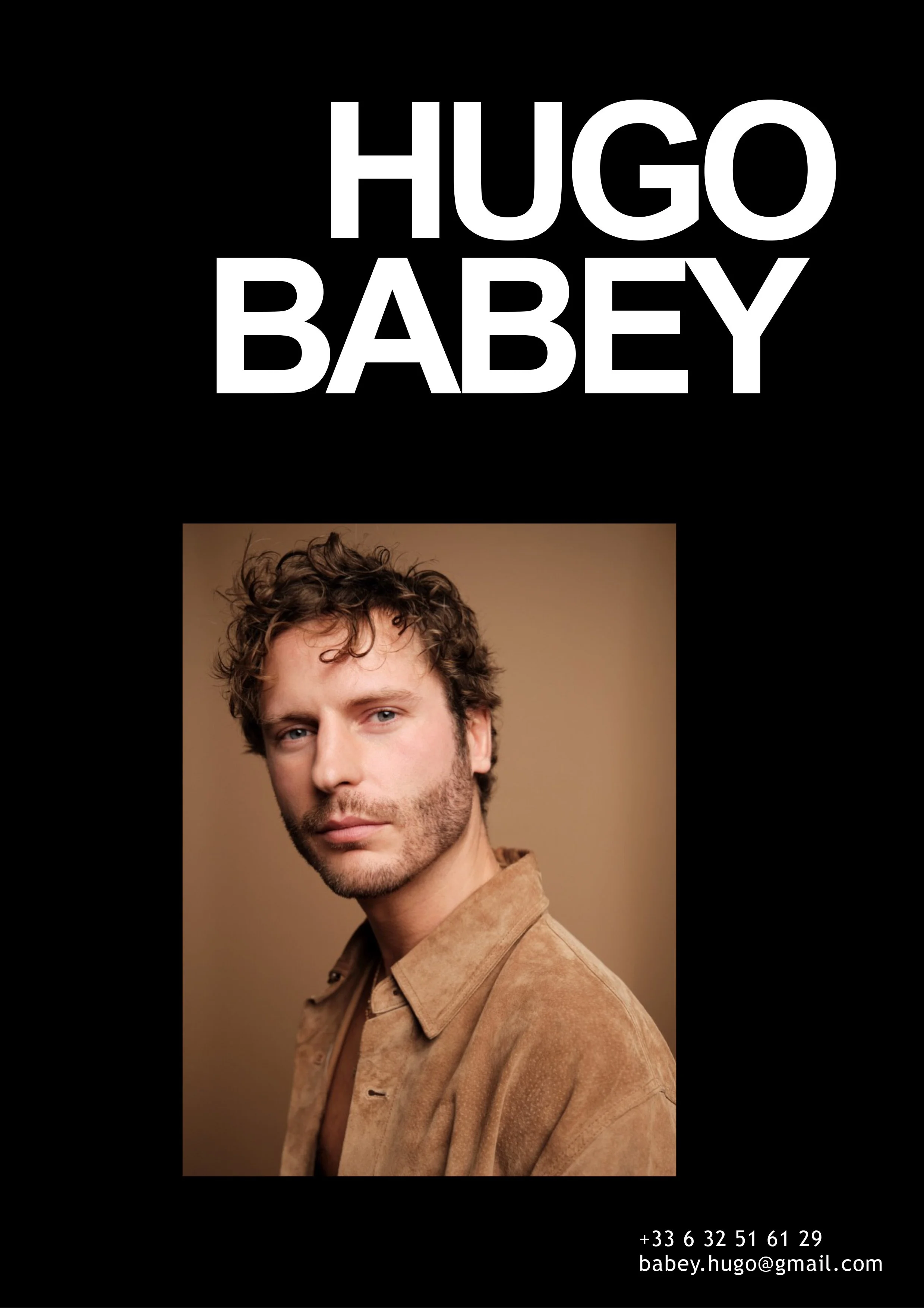Carte de visite avec le nom HUGO BABEY en lettres blanches sur fond noir, photographié d'un homme avec des cheveux bouclés, portant une veste en cuir beige, sur un fond neutre.