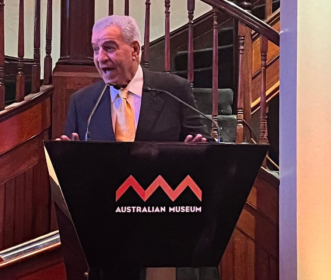 On the second day of my stay in Sydney, Australia, the director of the Australian Museum, Kim Mackay, hosted a dinner in honor of Zahi Hawass.

The dinner was attended by museum board members, prominent figures in art and culture in Sydney, and the G