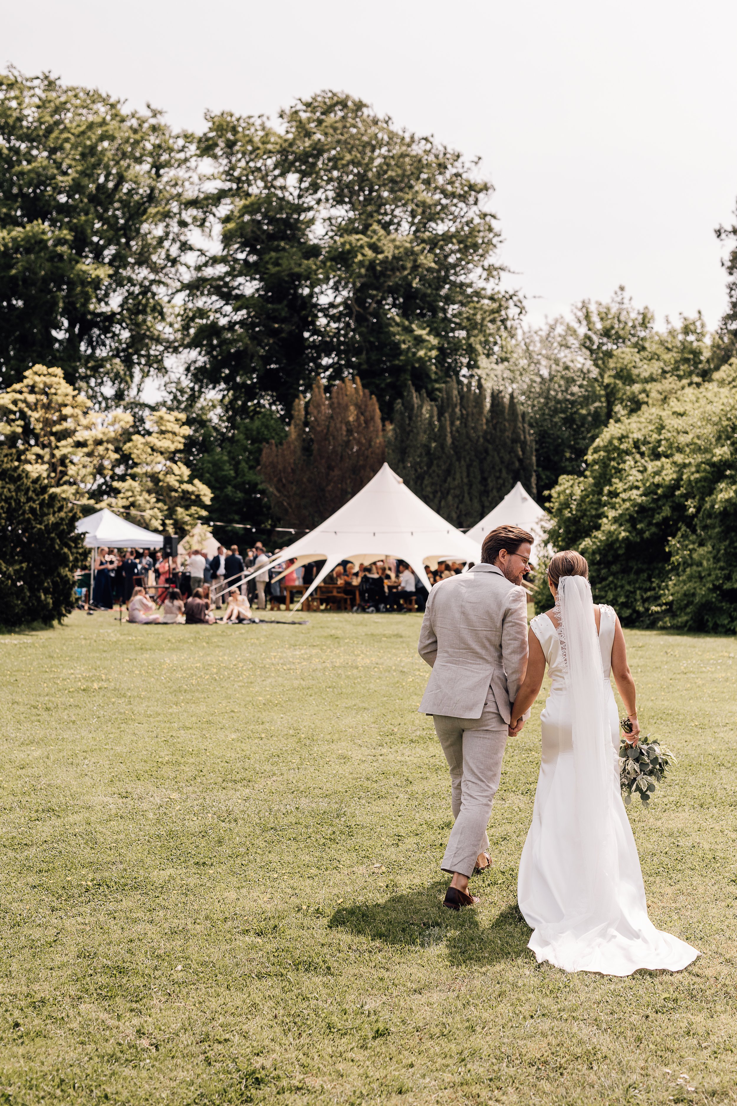 Bruden og gommen på vej til reception. Bryllup på Møllerup Gods