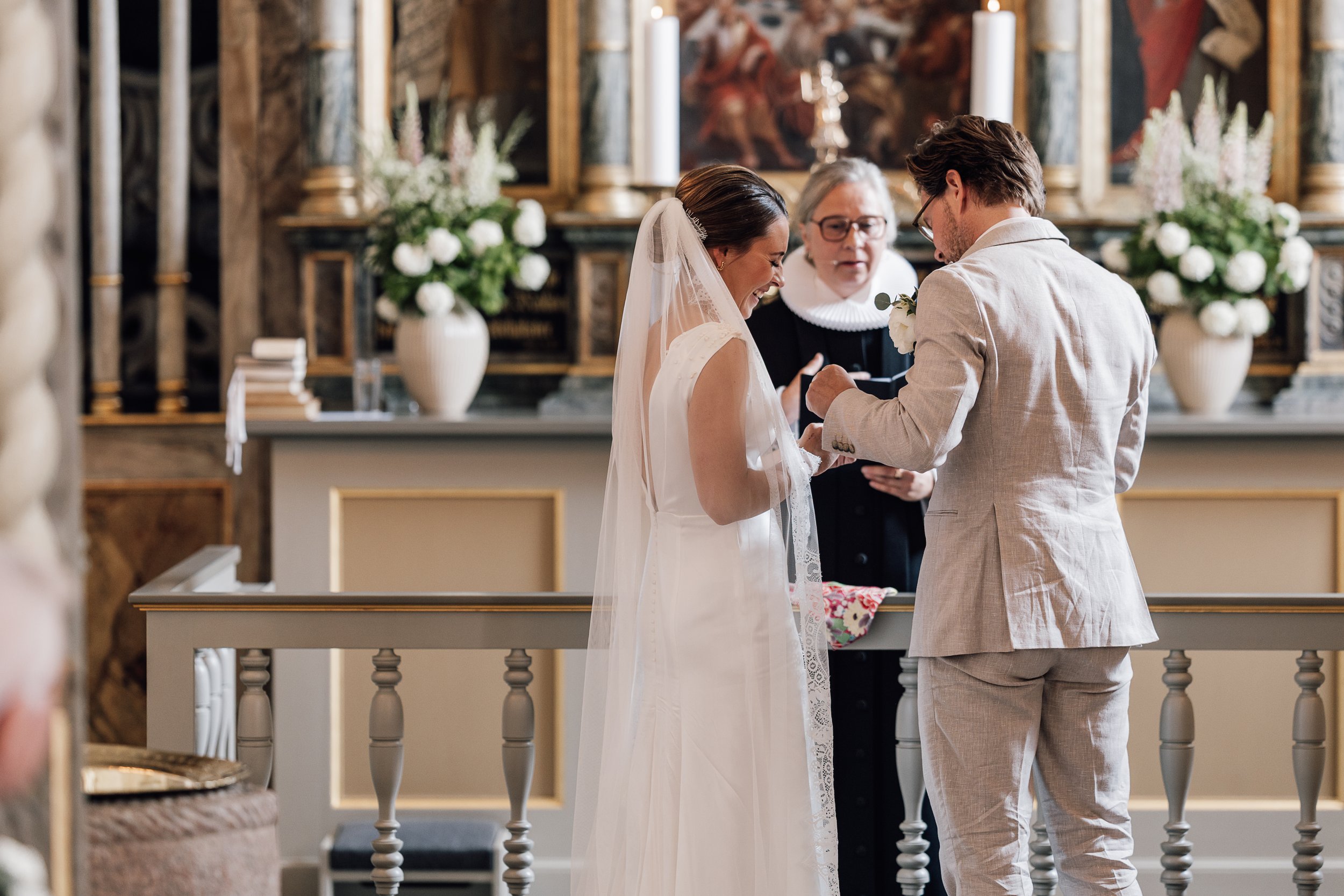Brudeparret giver hinanden ringe på til Bryllup på Møllerup Gods