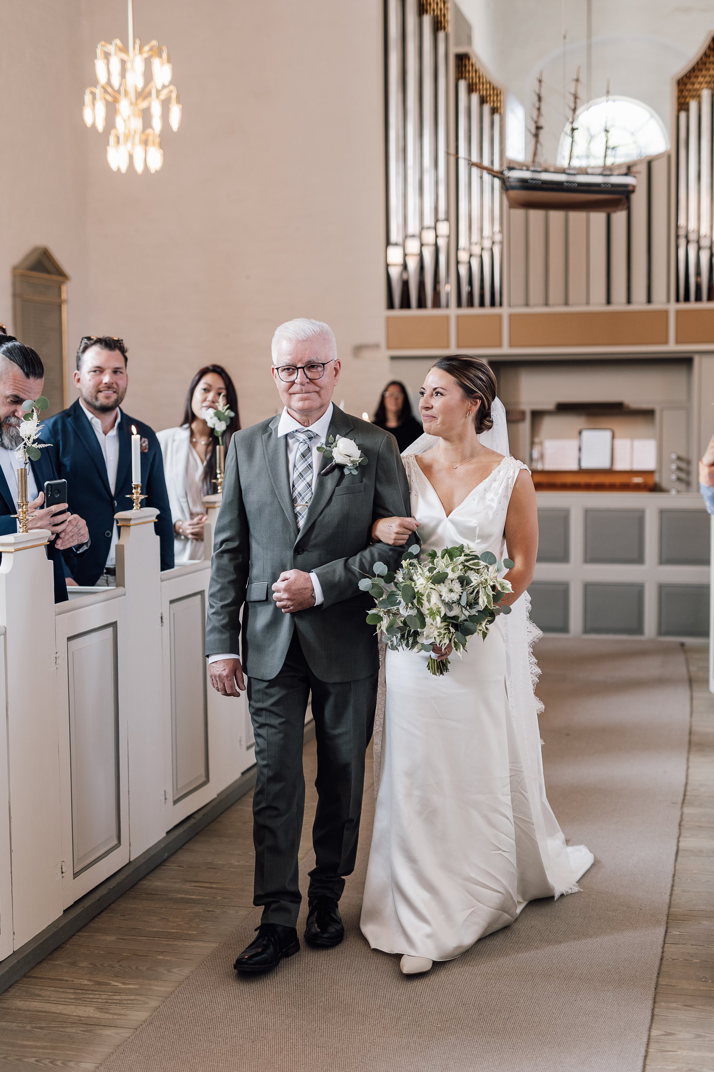 Bruden og hendes far går op mod alteret. Bryllup på Møllerup Gods