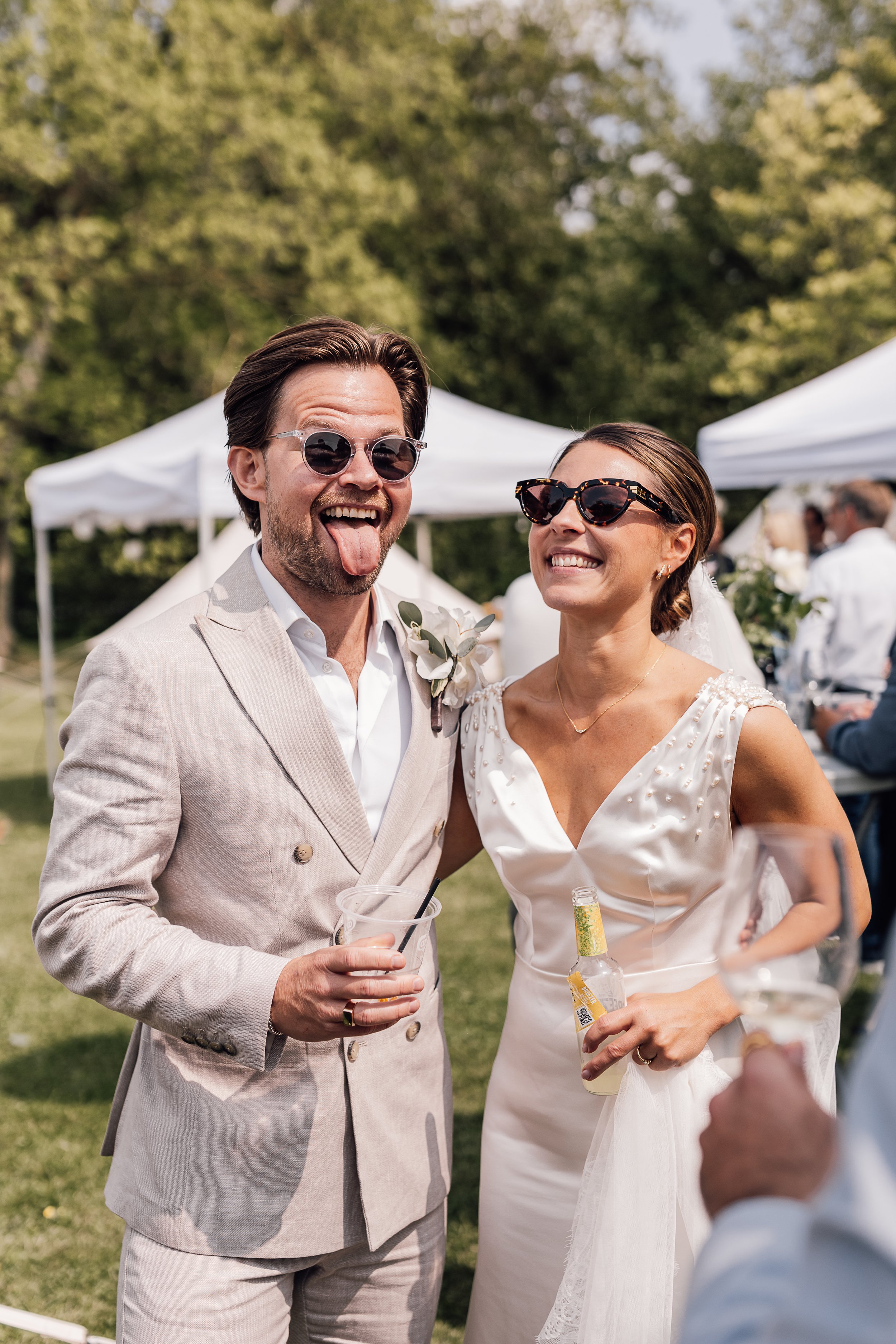 Et glad brudepar til receptionen til Bryllup på Møllerup Gods