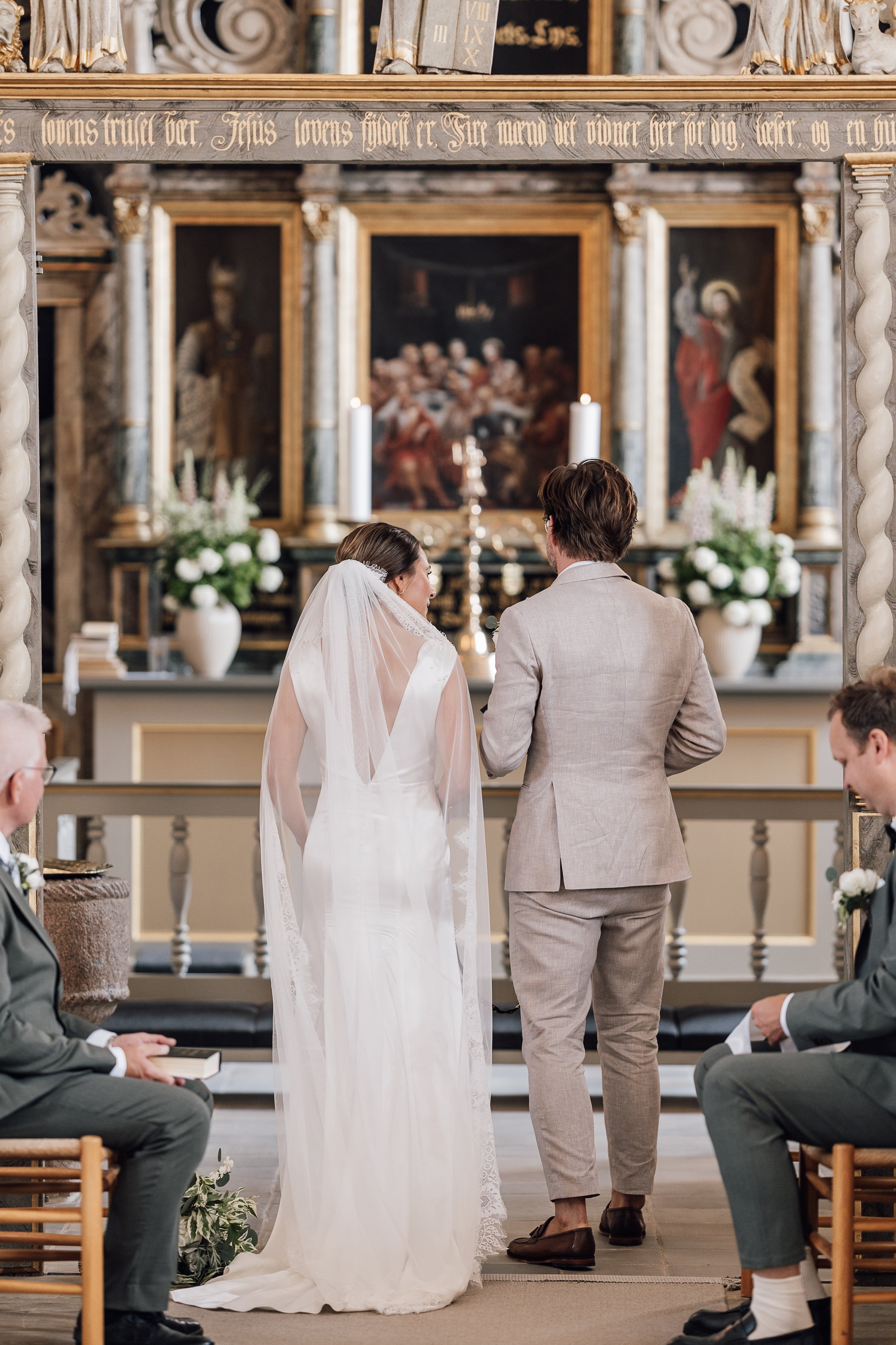 Brudeparret går op til alteret for at blive viet i Felsted Kirke.