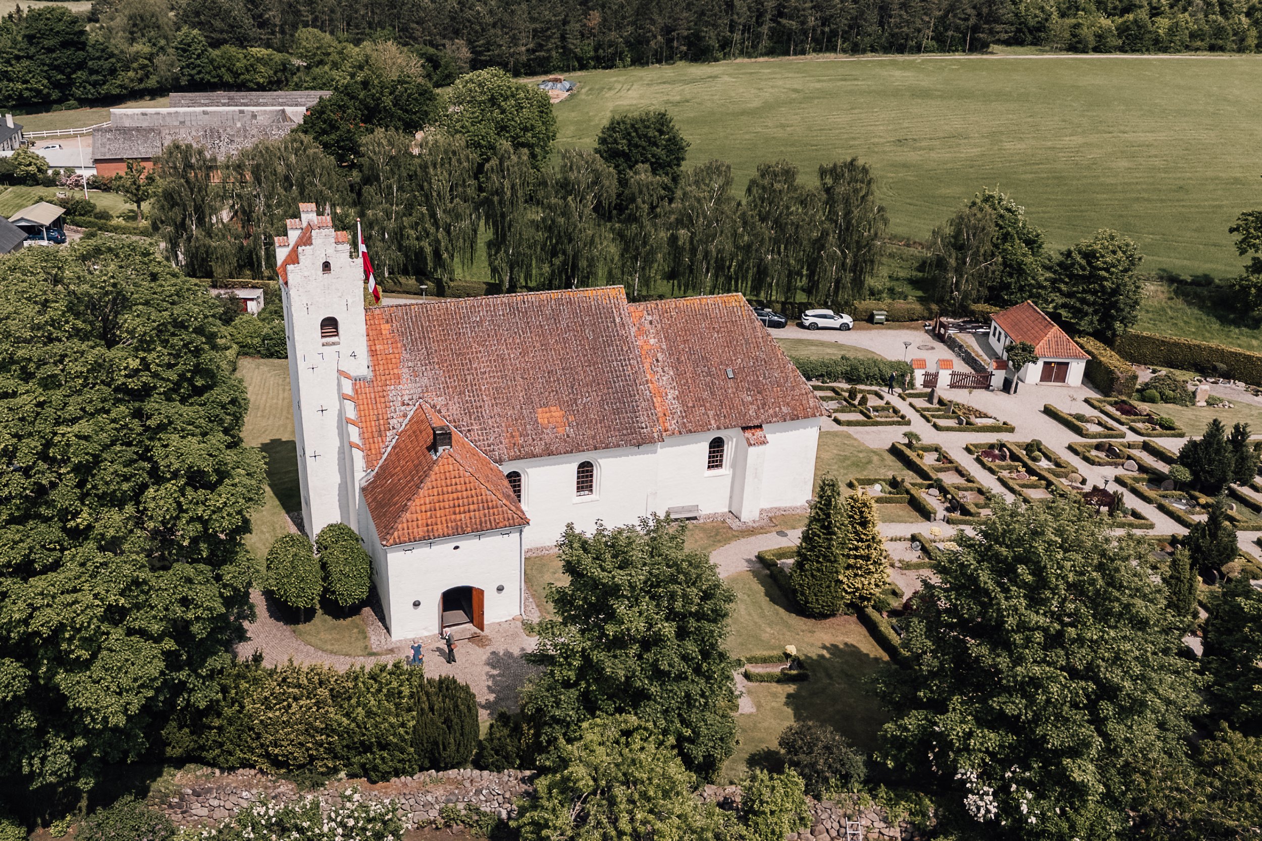 Dronebillede af Felsted Kirke. Bryllup på Møllerup Gods
