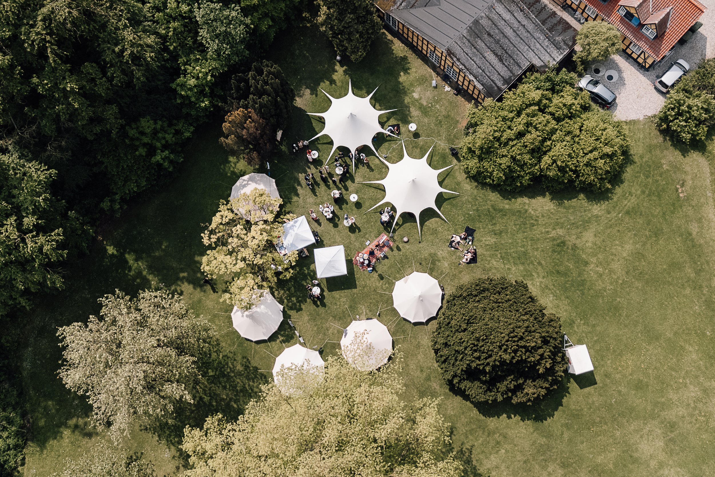 Dronebillede af receptionen. Bryllup på Møllerup Gods.