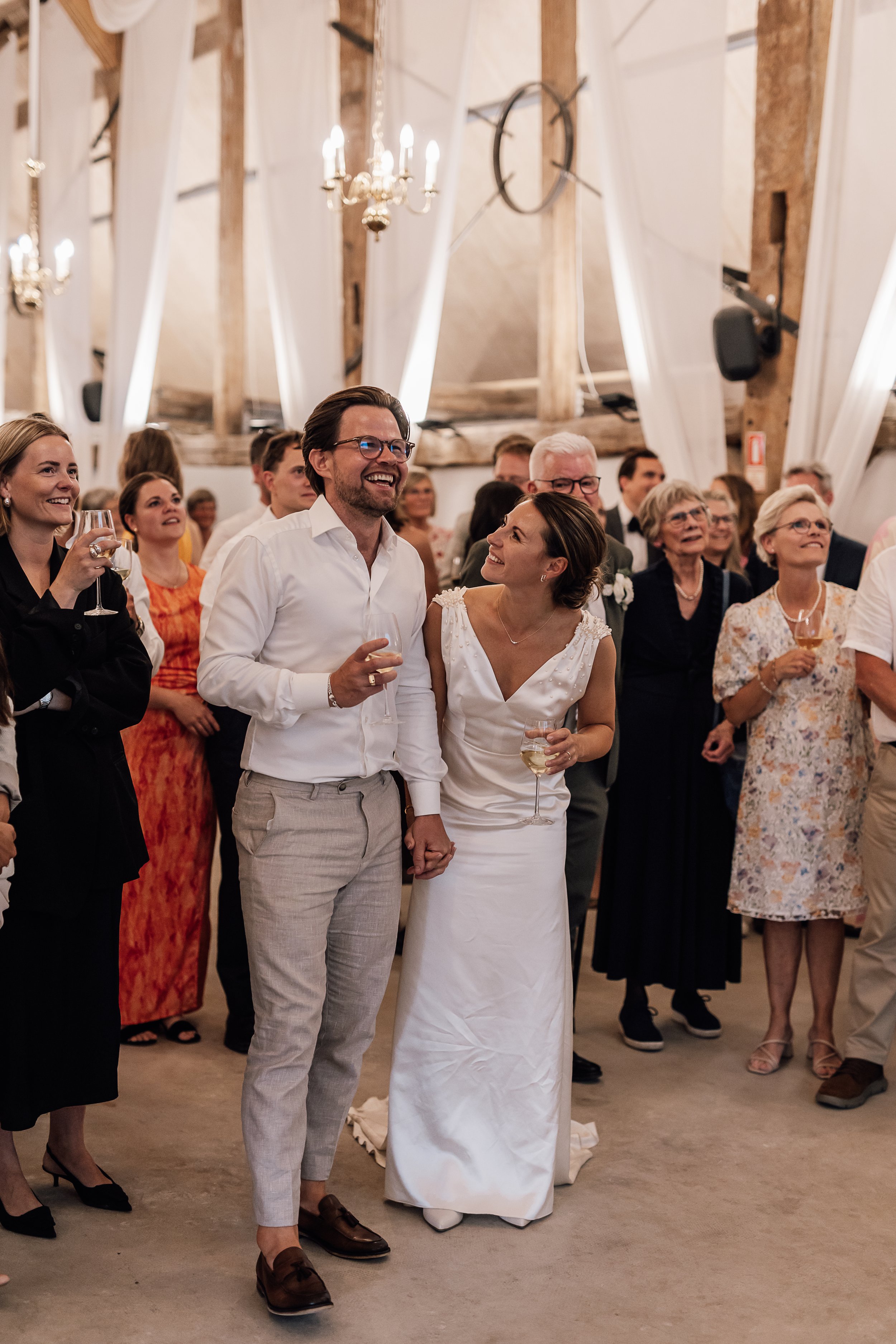 Bruden og gommen lytter til en tale. Bryllup på Møllerup Gods
