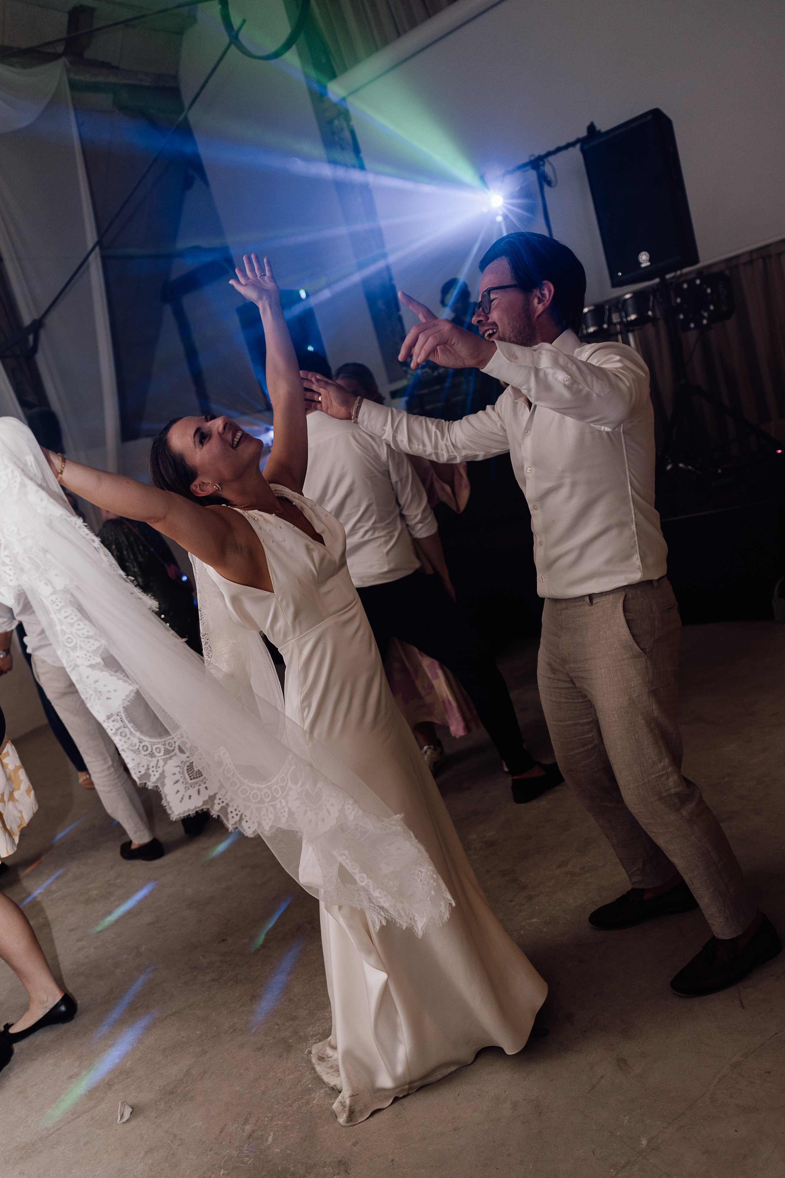 Bruden og gommen danser til Bryllup på Møllerup Gods