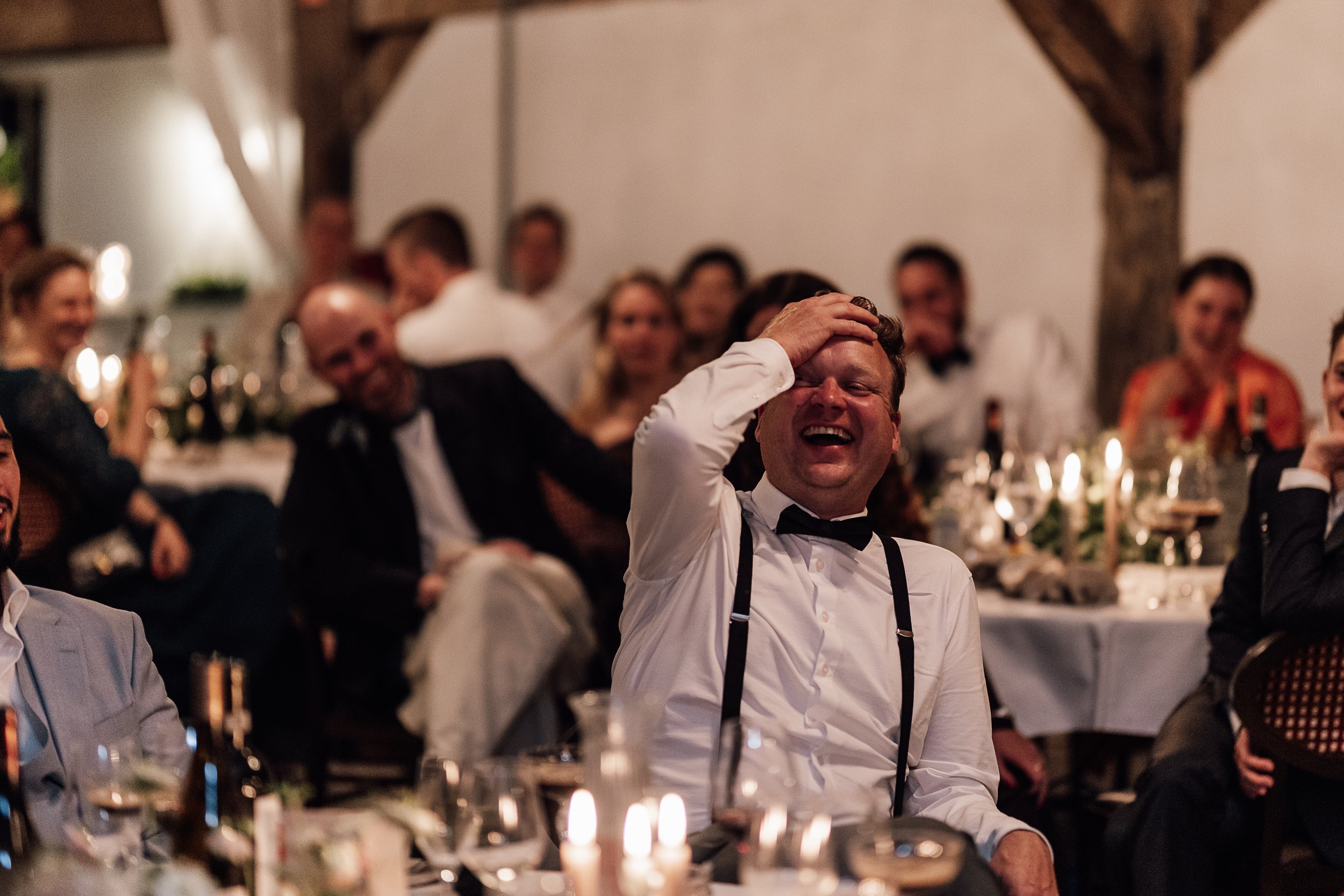 En gæst der griner til Bryllup på Møllerup Gods