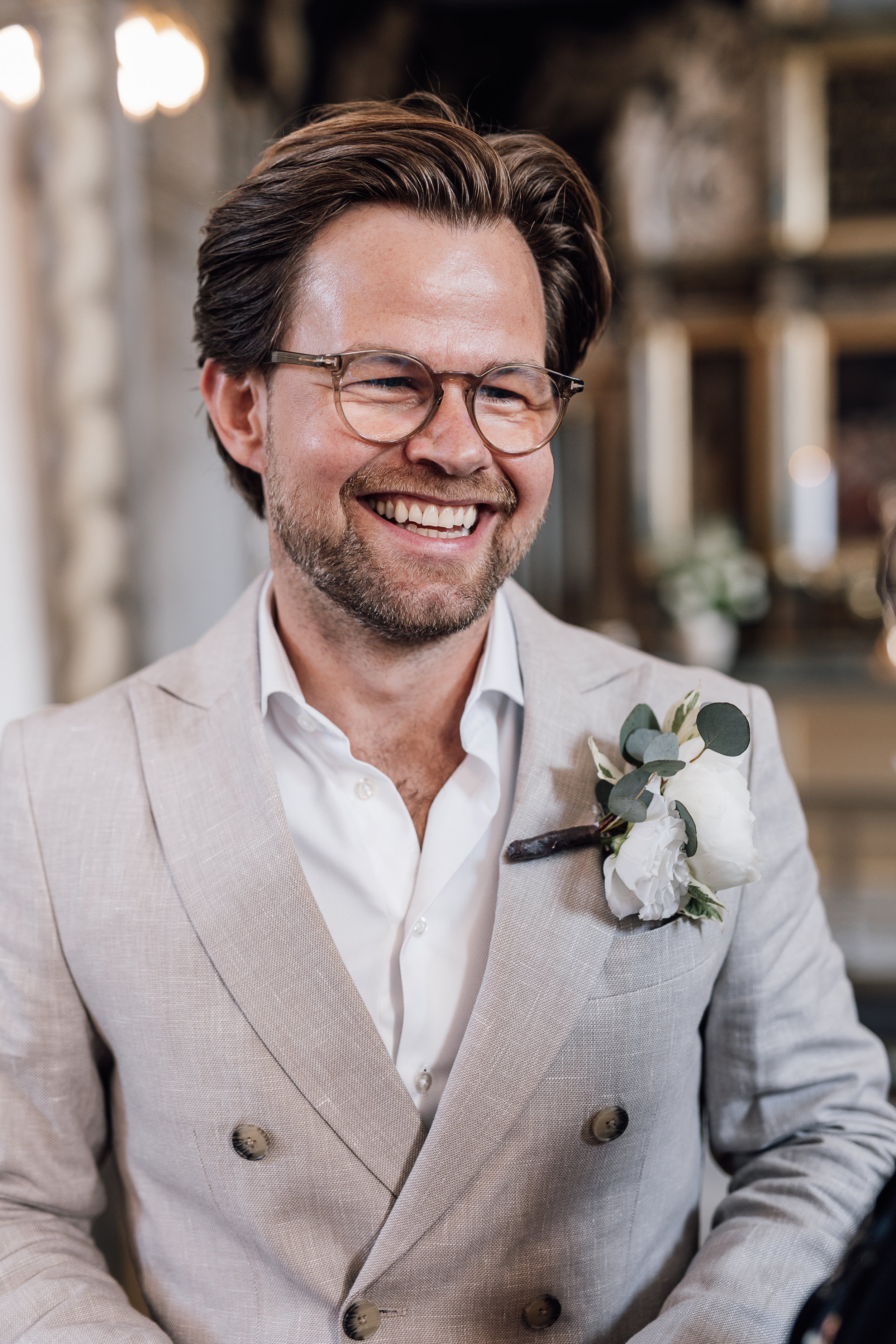 Gommen hilser på sine gæster. Bryllup på Møllerup Gods.