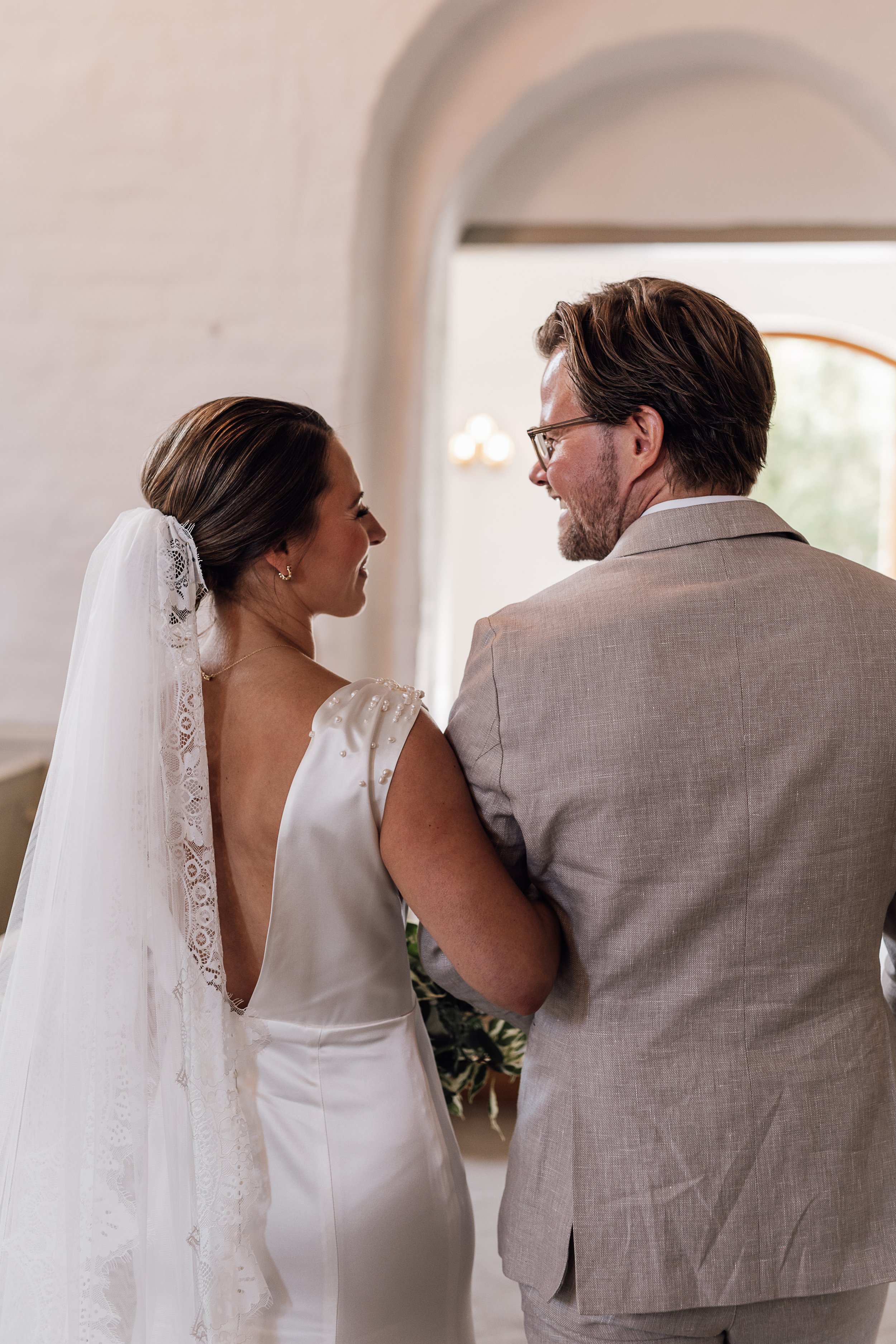 Bruden og gommen på vej ud af kirken. Bryllup på Møllerup Gods