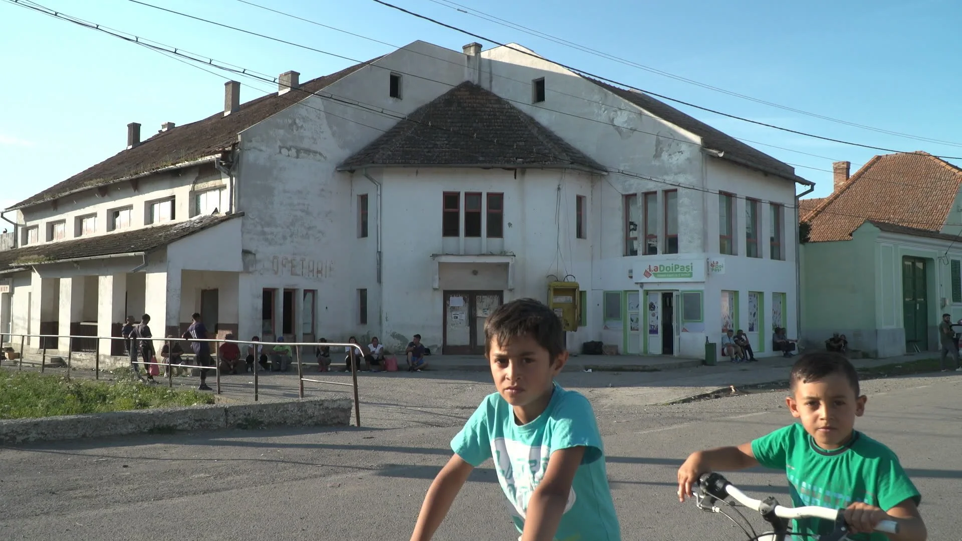 La Doi Pași