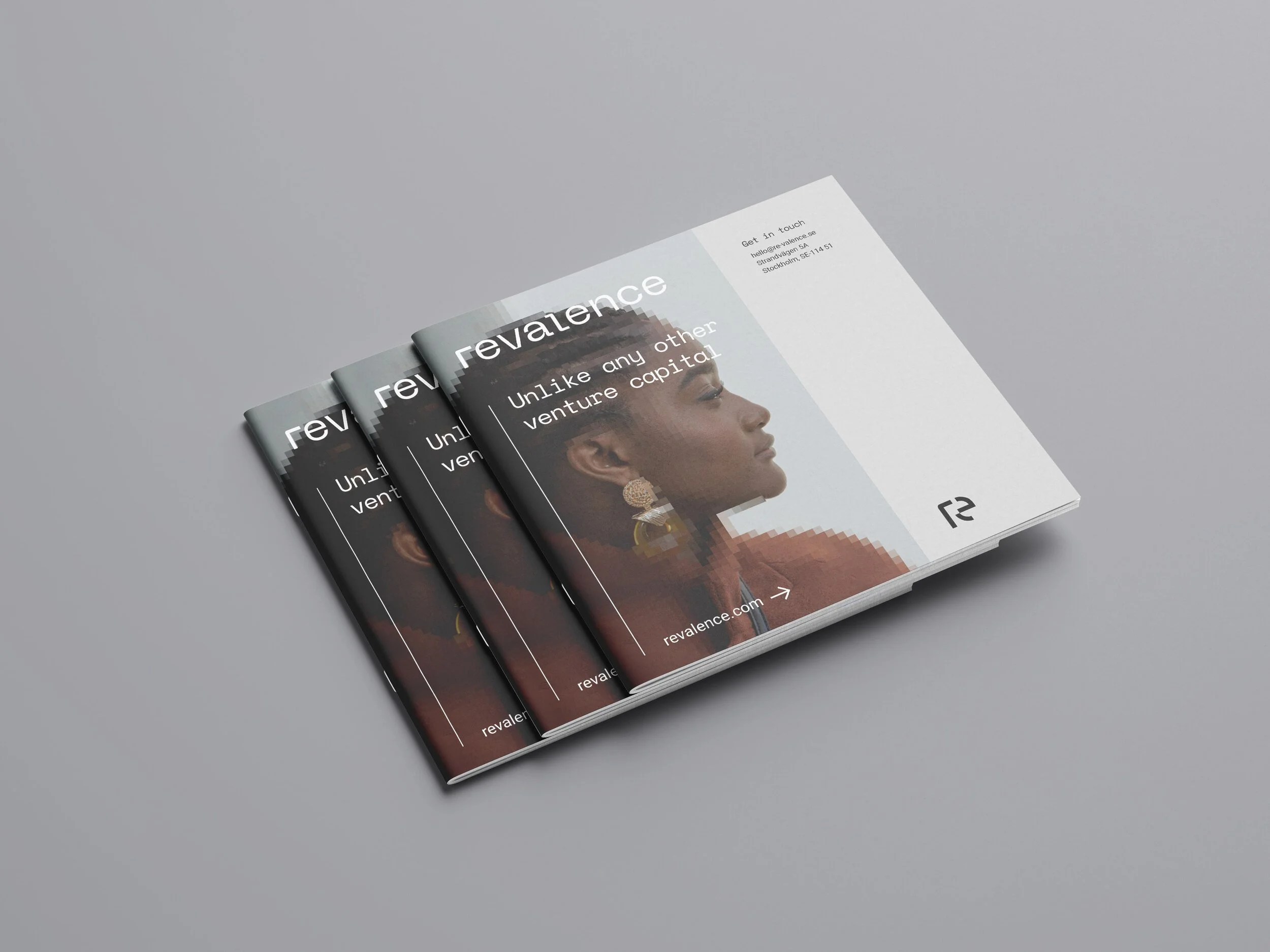 Free_Square_Brochure_Mockup_02a.jpg