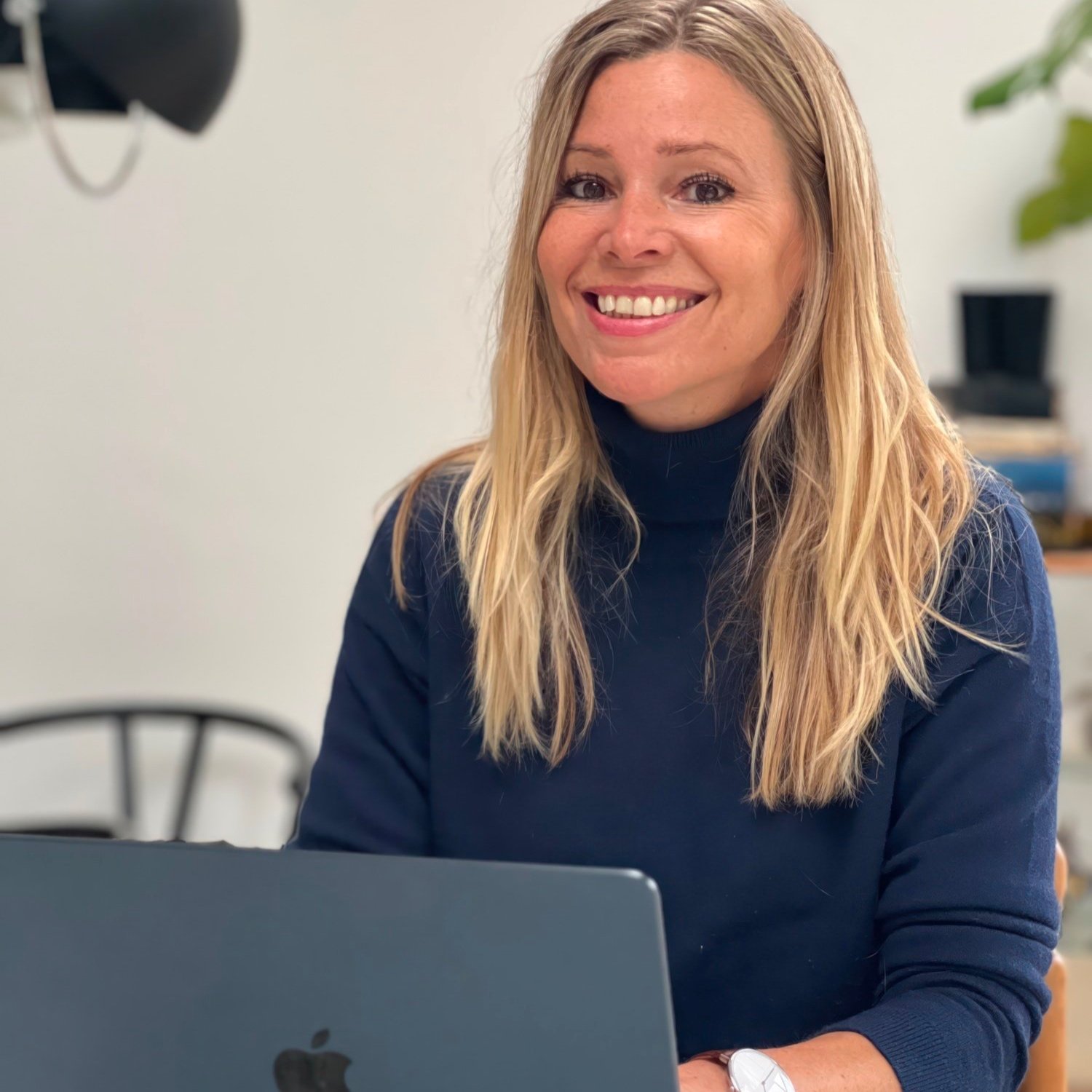 Nutritionist mentoring other nutritionists over black laptop