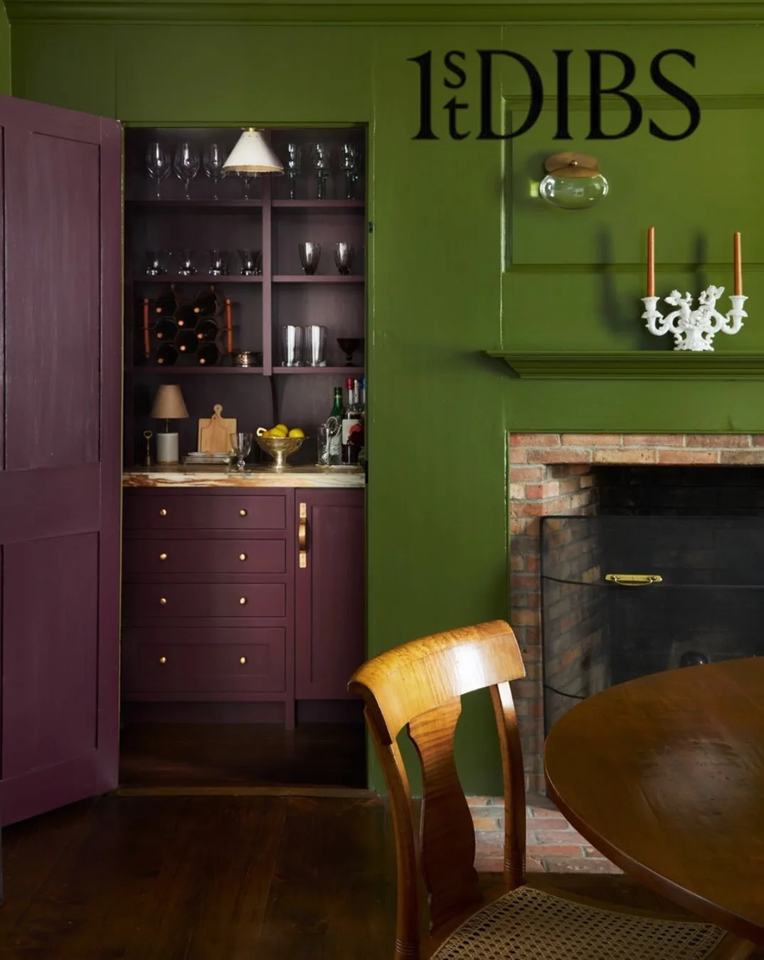 Creeky floors and tales of friendly ghosts 👻, this 1802 Georgian New Hampshire Farmhouse became @henley_design family home. Full home tour now on @1stdibs ✨
📸 @jaredkuziaphoto