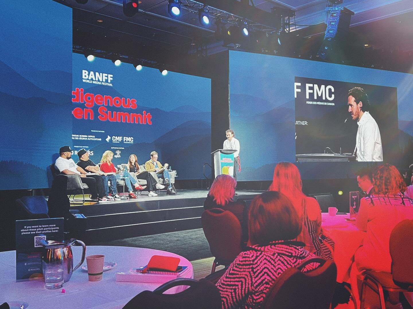 Félicitations à @jeremiewookey pour son incroyable présentation lors de l'Indigenous Screen Summit de cette année, le jour de l'ouverture du festival @banffmedia. Un grand merci à @indigenousscreen @aptn_ca et @cbccomedy pour avoir soutenu ce projet et à @jpl.