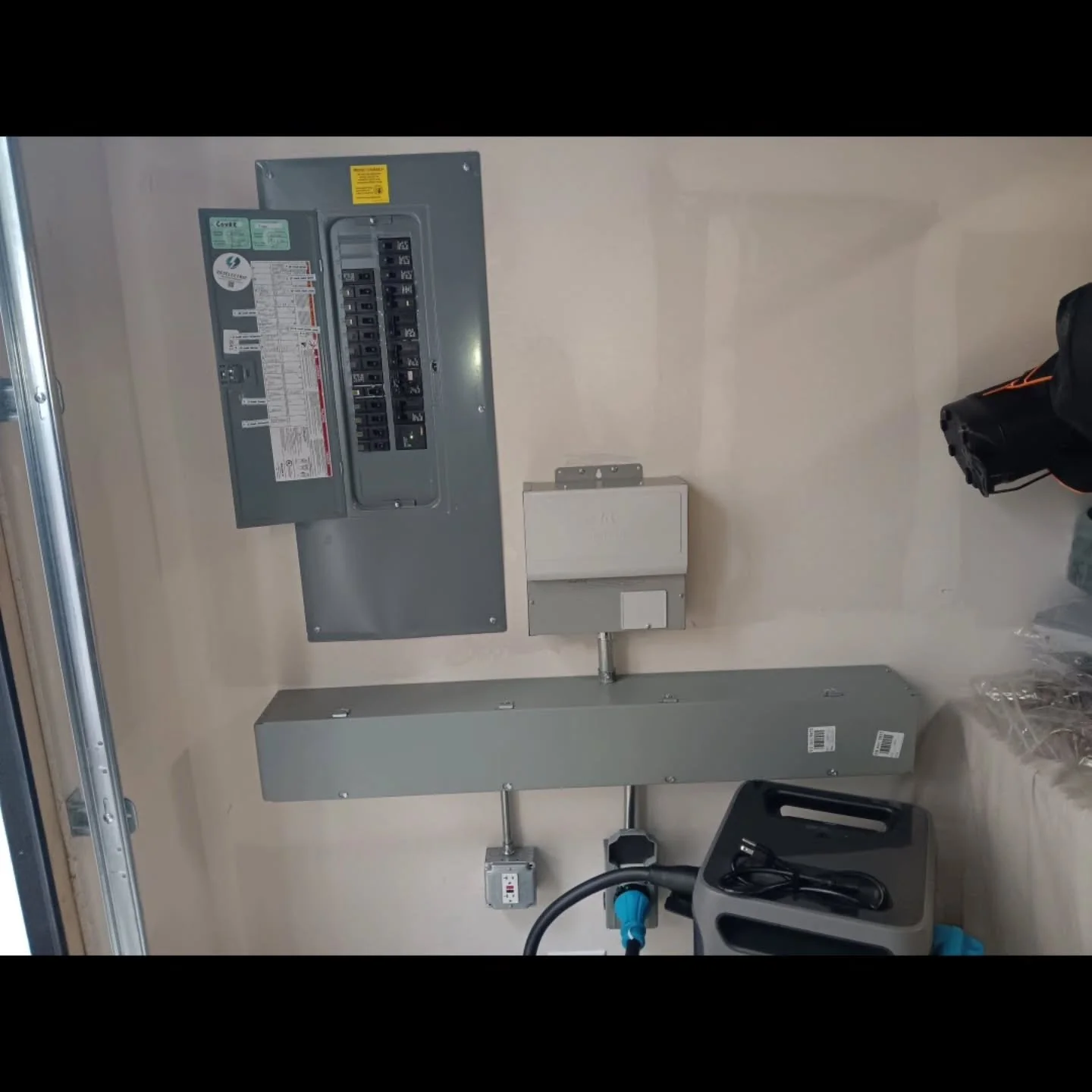 Battery backup system to power your house!
Fun installation!

#ankerbattery