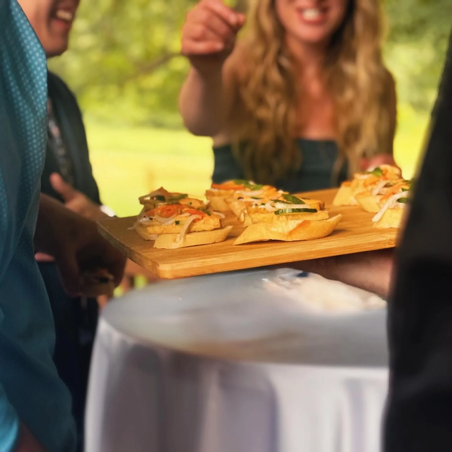 Passed bites with personality: crispy rice bites, b&aacute;nh m&igrave; crostini, and scallion pancakes. A little unexpected, totally delicious, and just the thing for a summer soir&eacute;e 🌞