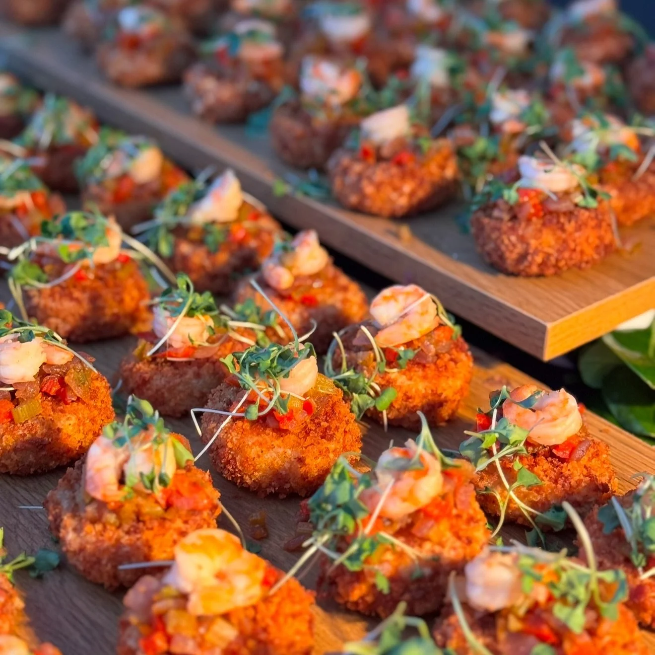 Flashback Friday to the ultimate cozy bites! Our shrimp &amp; grits bits and steak &amp; potato bites brought the heat and hearty flavor to the chilly days! Who&rsquo;s ready for these crowd favorites to make a comeback? 🔥🍤

#flashbackfriday #foxan
