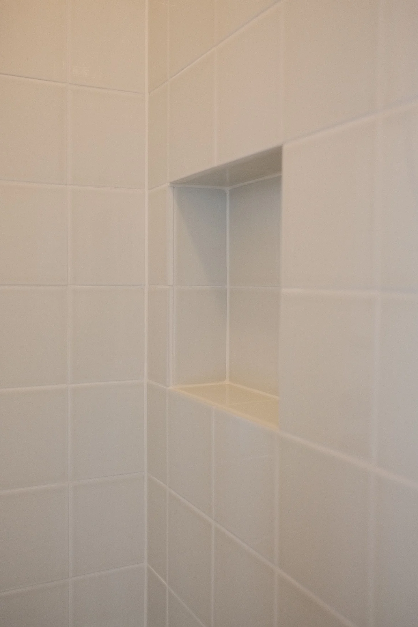 Indbygget niche med fliser i nyt badeværelse udført under lejlighedsrenovering på østerbro, København.
