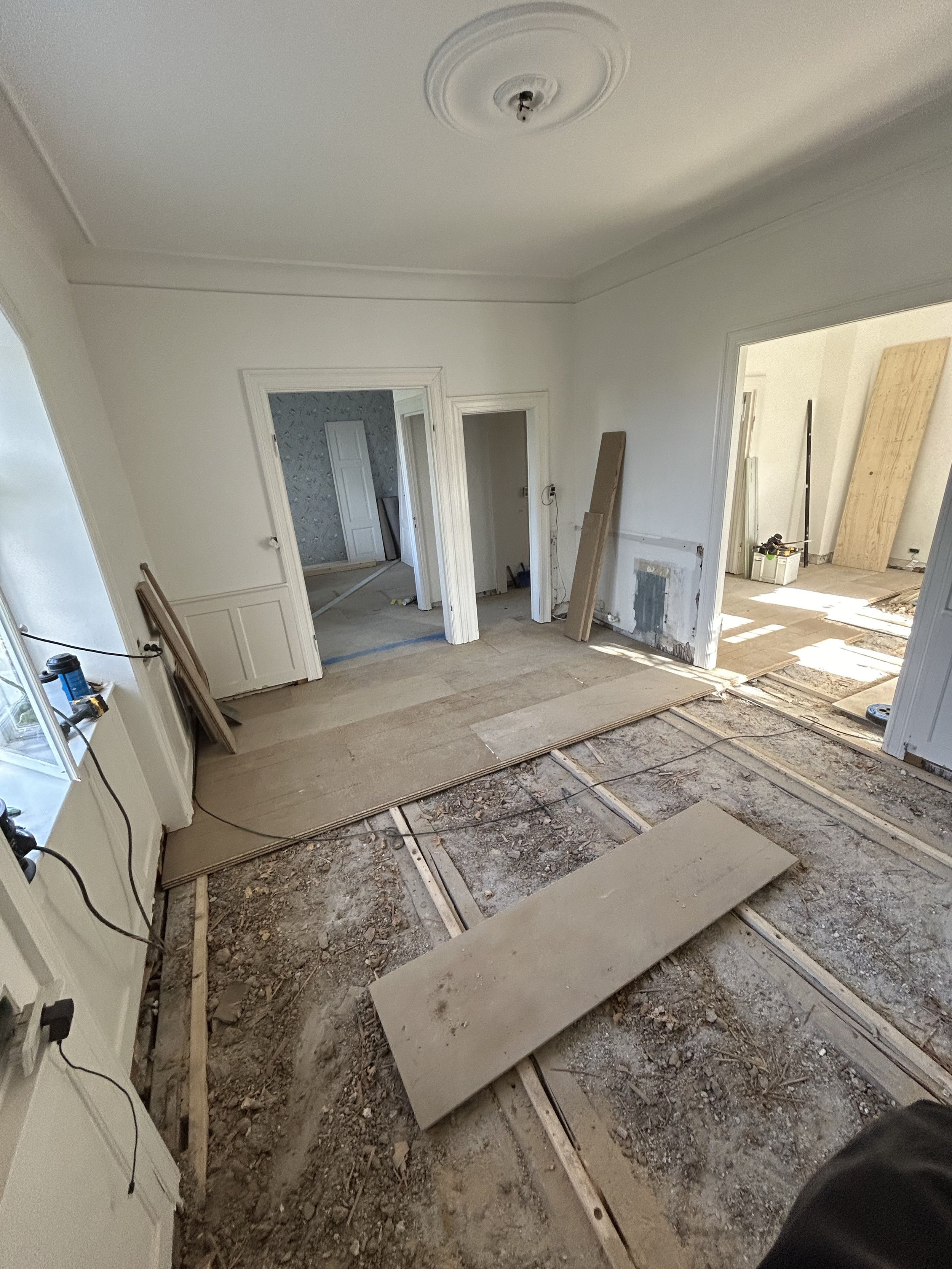Renovering af bolig med eksisterende gulve fjernet og klargøring til ny gulvopbygning.