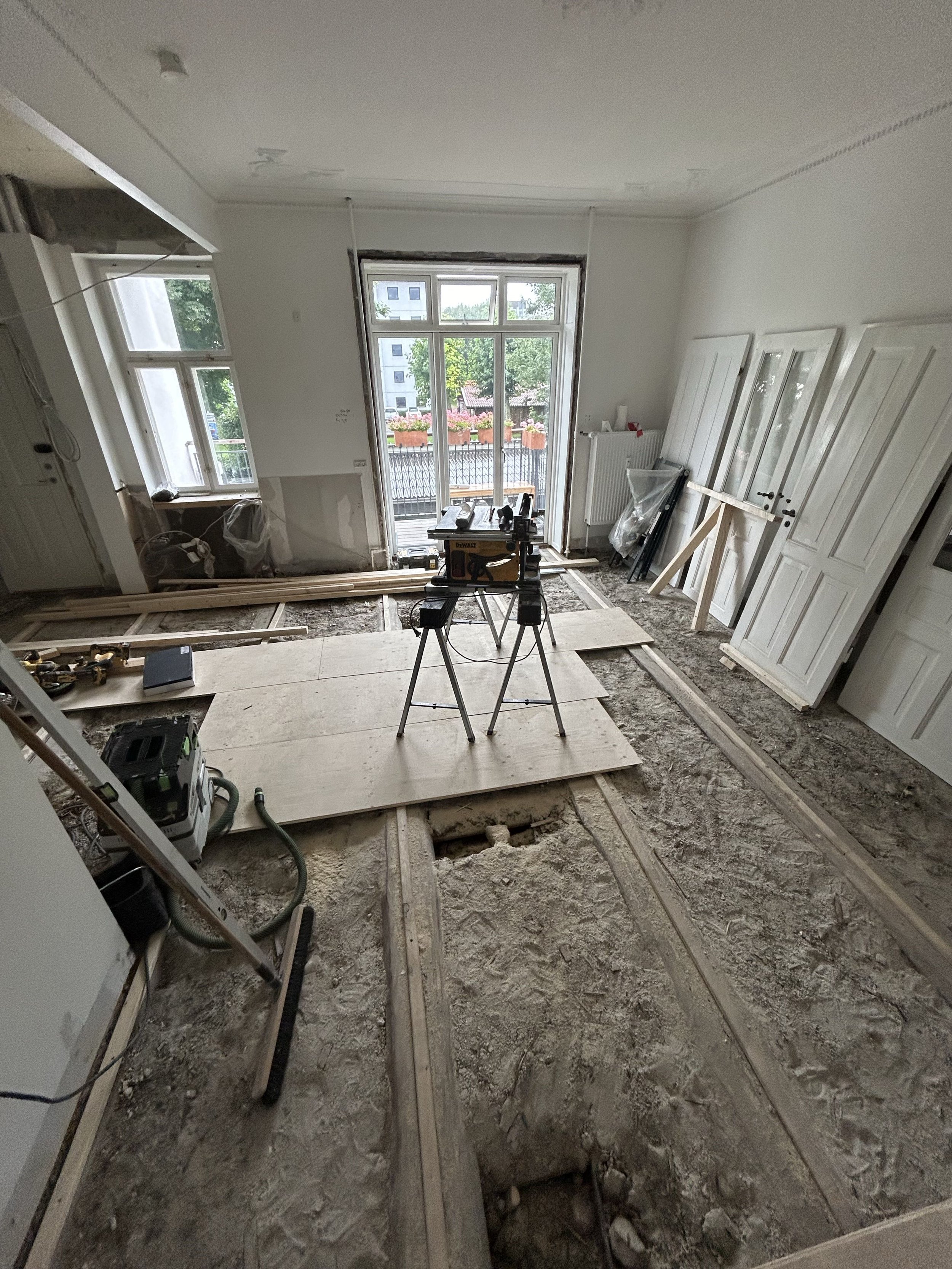Bolig under gennemgribende renovering med gulvarbejde, nye installationer og omfattende tømrer- og snedkerarbejde.